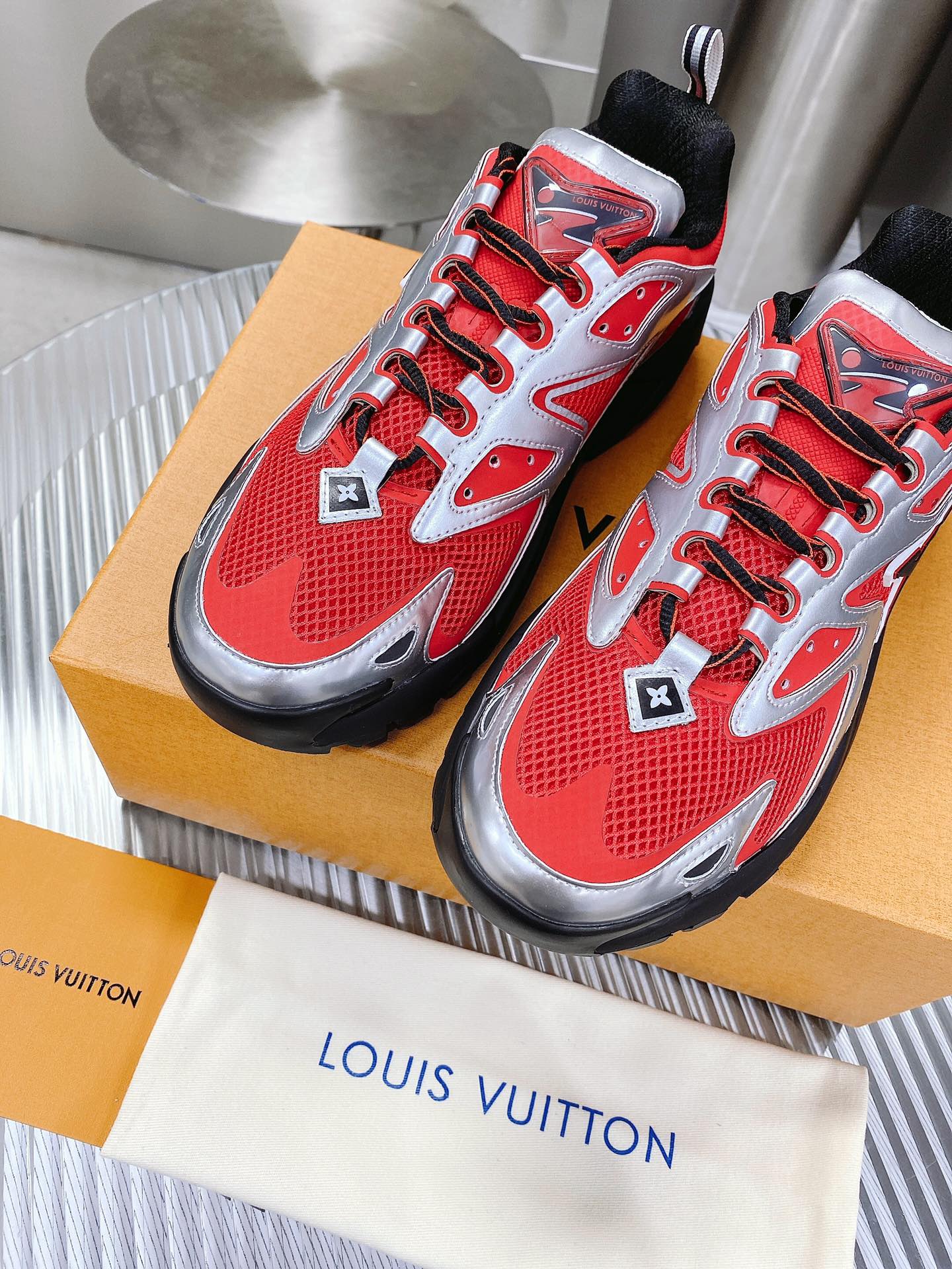 . Louis Vuitton Primavera/Verano 2022 Menswear Show presenta la zapatilla LV Runner Tatic: un textil