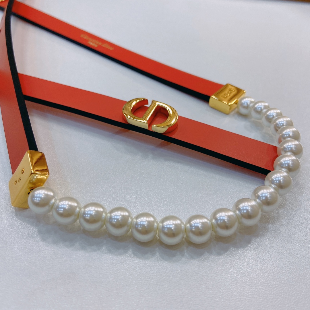 迪奥D1OR本季新款标志性的Dior