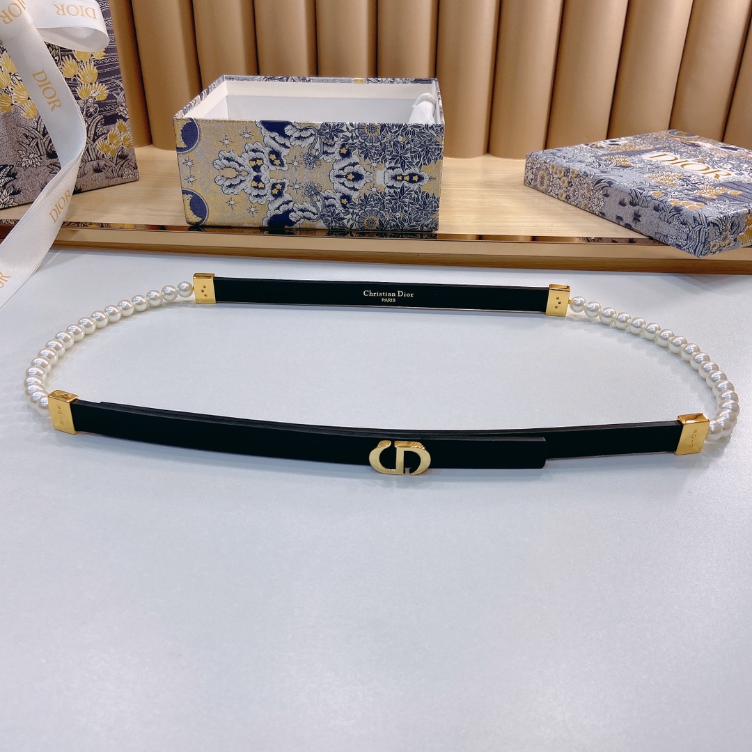 迪奥D1OR本季新款标志性的Dior