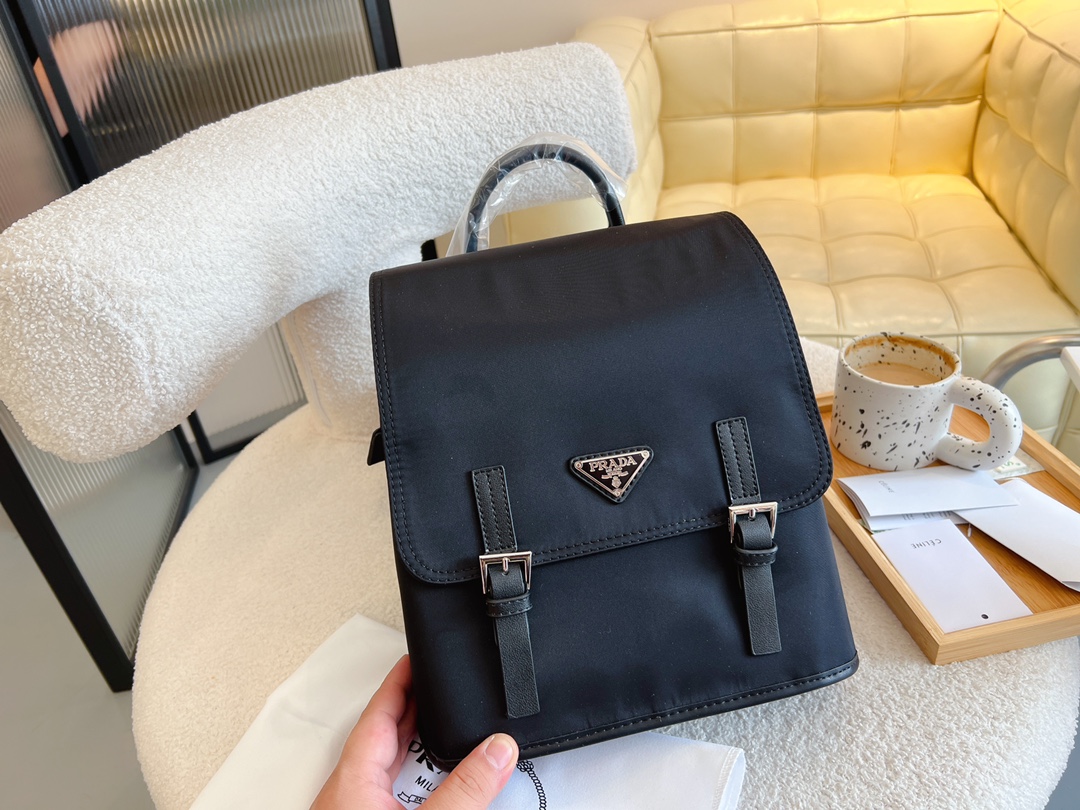 J5 当季爆款 高品质帆布双肩包 优质面料 原版五金 超级大牌 以华丽高贵的外形成为当下最炙手可热之作人手必备，明星热捧，精匠之作。尺寸：26*13*28cm