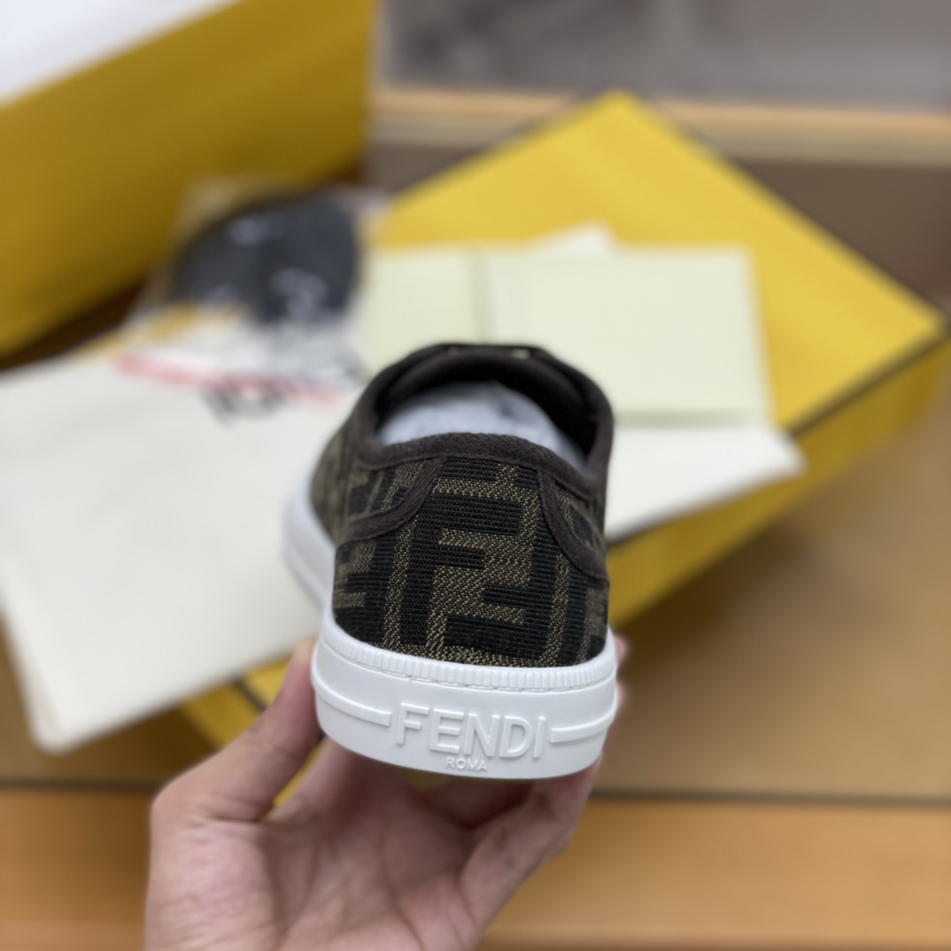 FENDI芬迪 采用布料材质棕色和烟叶黄提花FF图案情侣款帆布鞋