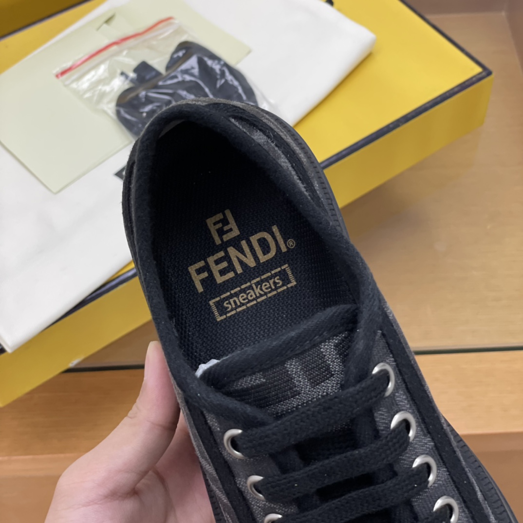 FENDI芬迪 采用布料材质棕色和烟叶黄提花FF图案情侣款帆布鞋