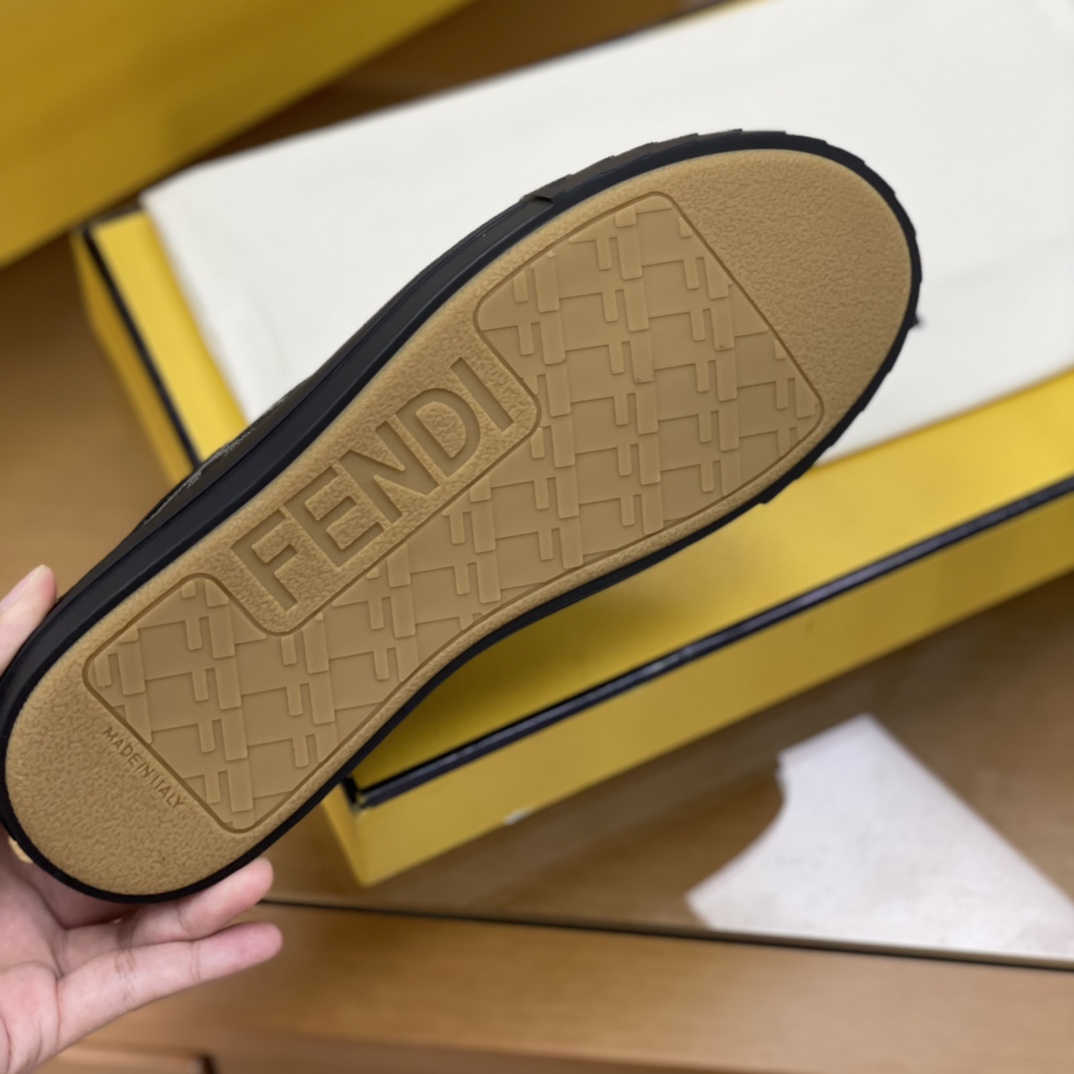 FENDI芬迪   采用布料材质棕色和烟叶黄提花FF图案情侣款帆布鞋