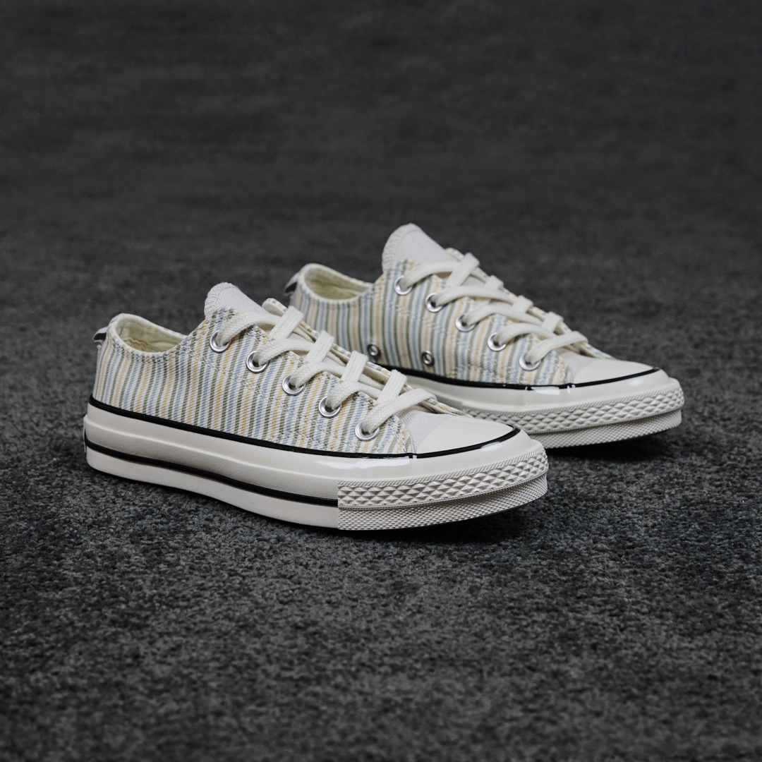 G0 Converse Chuck 1970s 条纹印花夏天和匡威一起“造”动起来经典CHUCK 70S搭配清新条纹用匡威“小彩条”打造不一样的简约时尚低饱和色彩，也能点亮春日造型骨界自在出行，舒适不停和多余的穿搭烦恼SayNo粉色高35-40蓝色高35-44灰色低35-44