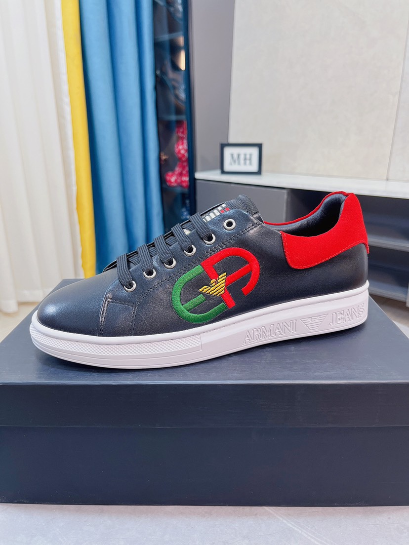 I5  ARMENI阿玛尼上市著名奢侈品牌，专柜同步更新，意大利男鞋时尚杂志季刊封面主推款鞋面采用意大利进口牛皮和品牌标，进口真皮内里.高端大气，上脚舒适有型。 细节无可挑剔。