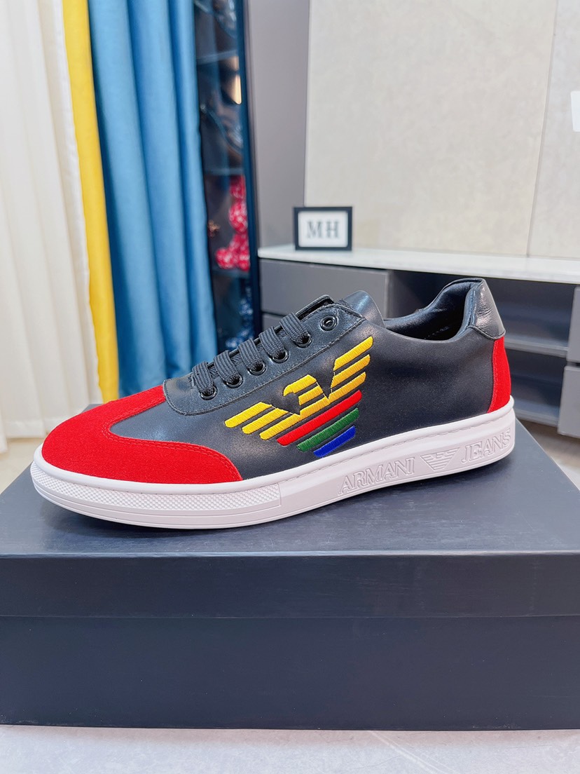 I5  ARMENI阿玛尼上市著名奢侈品牌，专柜同步更新，意大利男鞋时尚杂志季刊封面主推款鞋面采用意大利进口牛皮和品牌标，进口真皮内里.高端大气，上脚舒适有型。 细节无可挑剔。