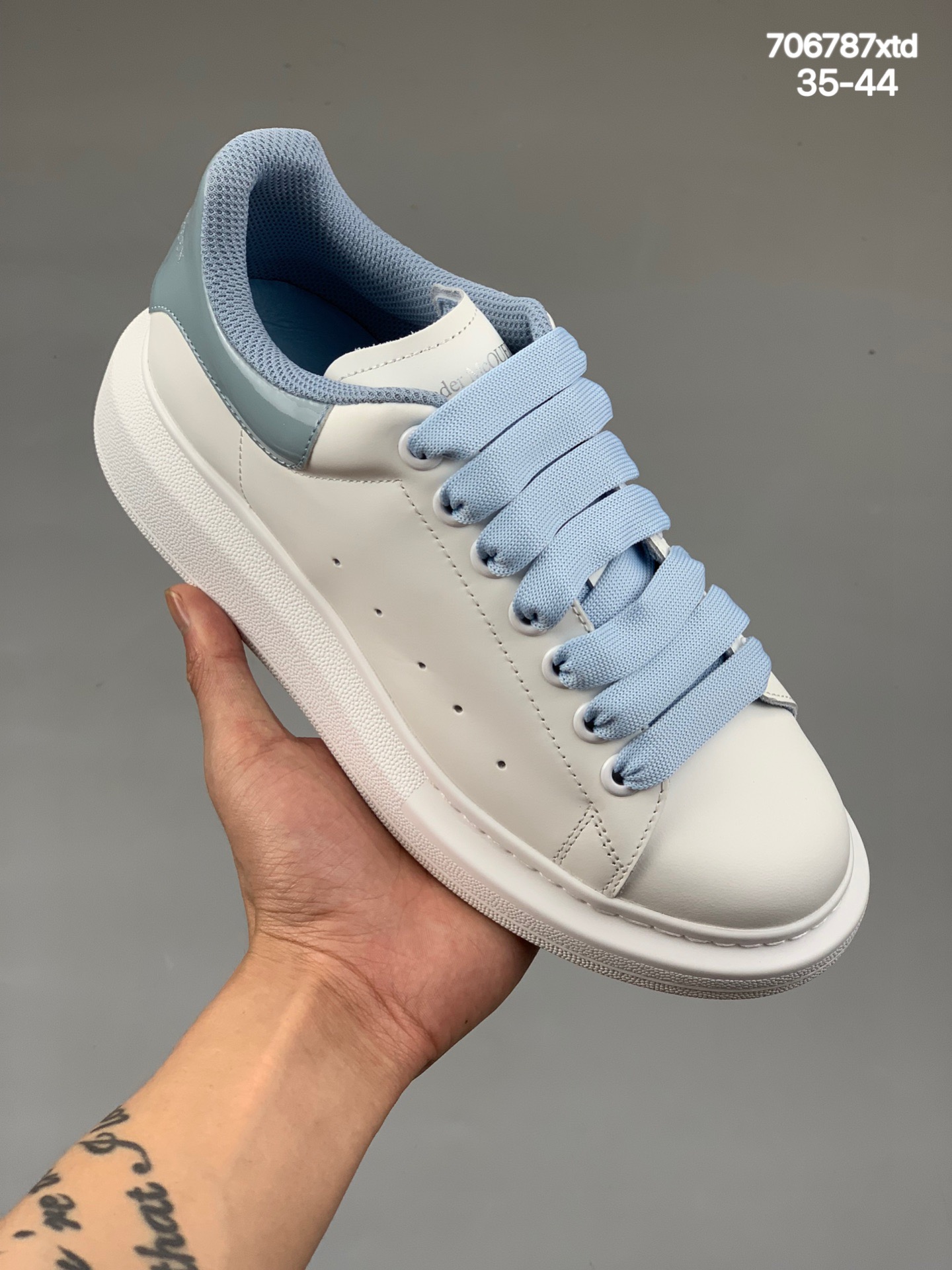 本地 
亚历山大·麦昆Alexander McQueen sole sneakers果冻蓝/果冻灰 低帮 全身20几个细节点全部做到一致还原 吊打市面所有版本 正确鞋带配件  
2022SS娜扎同款 麦昆Ale*ander McQu*en Deck Lace Up Plimsoll Sneakers普利姆索尔系列 全套代购配件及包装物 鞋面为进口丝绸亚光牛皮 全新工艺 内里头层山羊皮贴附 鞋底贴合超软羊皮及乳胶PU缓震鞋垫 同源一致防锈处理五金鸡眼鞋带孔 采用原数据开发TPR组合鞋底模 光泽立体质感#明显增高4CM 
尺码：35 36 37 38 39 40 41 42 43 44
编码：尺码：706787xtd