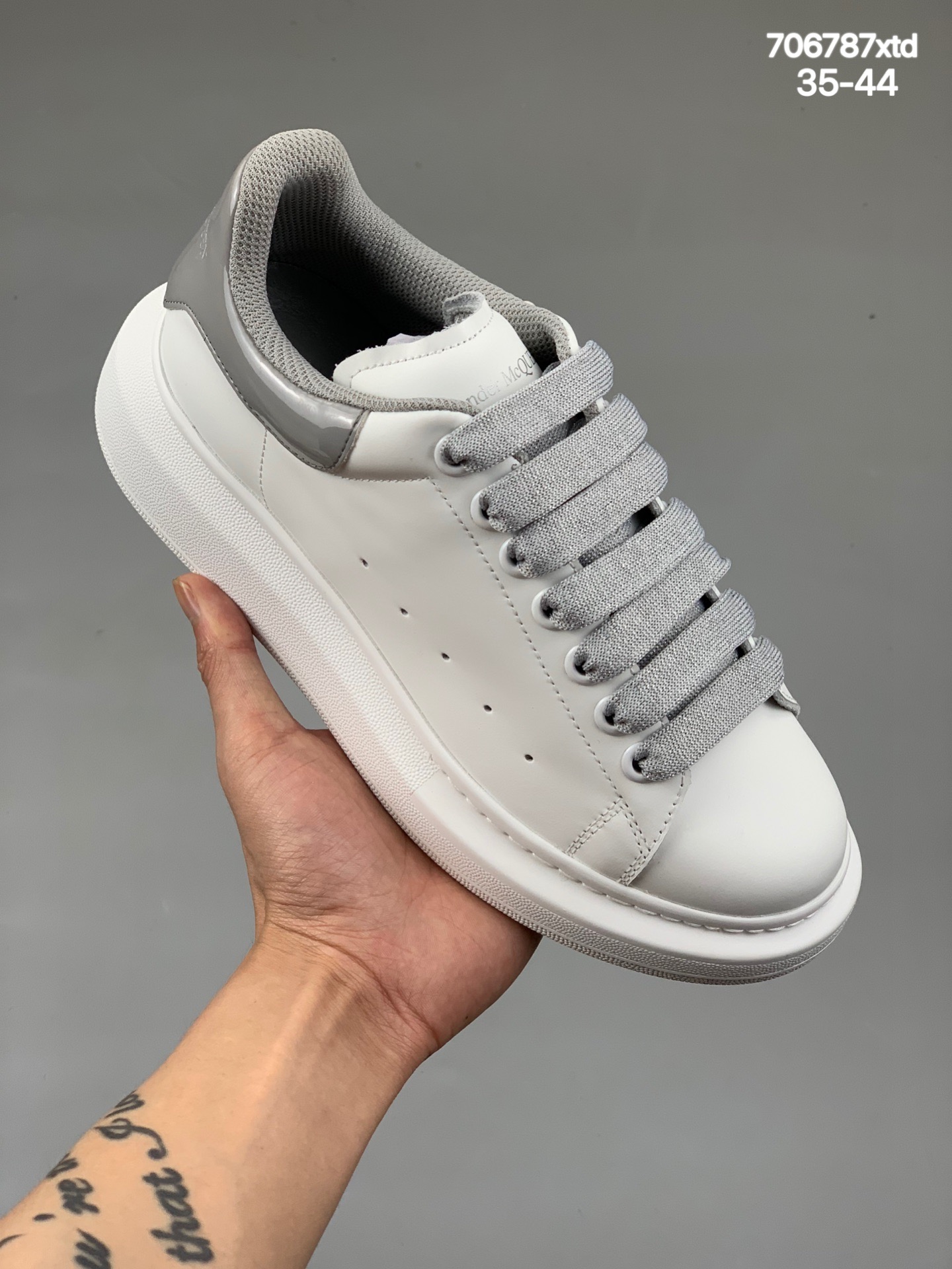 本地 
亚历山大·麦昆Alexander McQueen sole sneakers果冻蓝/果冻灰 低帮 全身20几个细节点全部做到一致还原 吊打市面所有版本 正确鞋带配件  
2022SS娜扎同款 麦昆Ale*ander McQu*en Deck Lace Up Plimsoll Sneakers普利姆索尔系列 全套代购配件及包装物 鞋面为进口丝绸亚光牛皮 全新工艺 内里头层山羊皮贴附 鞋底贴合超软羊皮及乳胶PU缓震鞋垫 同源一致防锈处理五金鸡眼鞋带孔 采用原数据开发TPR组合鞋底模 光泽立体质感#明显增高4CM 
尺码：35 36 37 38 39 40 41 42 43 44
编码：尺码：706787xtd