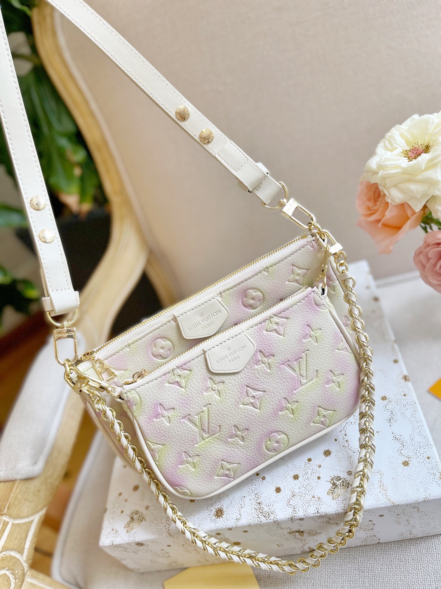 J5  Louis Vuitton 路易威登 LV 三件套Multi Accessoires，这两年一直流行的复古风潮，这回再度刮回了经典Monogram上面，丰富的配件赋予了包包无穷的背法，高级变色皮，高级感十足，冬天的话也比较百搭，强烈推荐 尺寸：大24*13cm 中18*11cm 小9*9cm