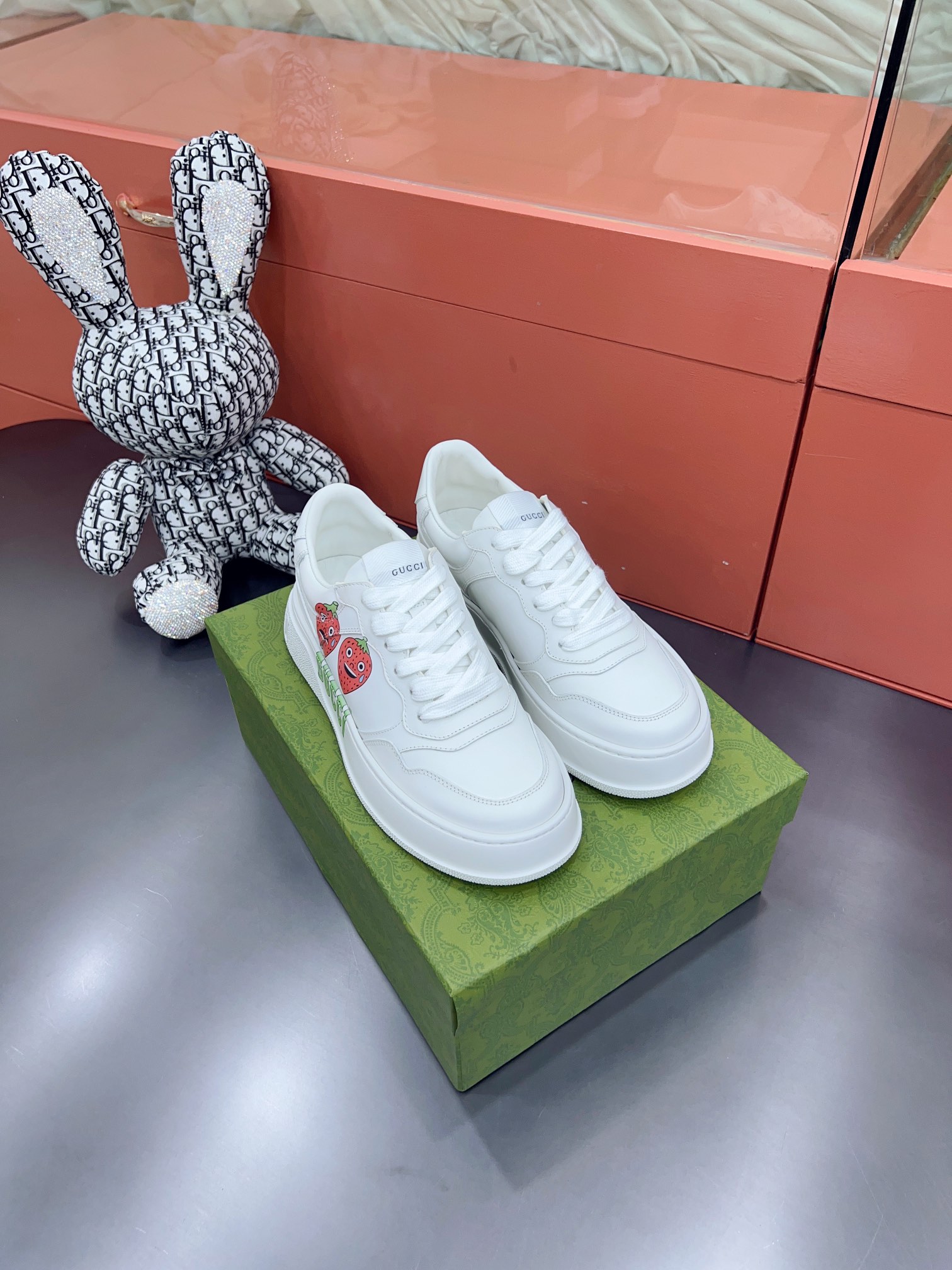 NO:164070,*Certified Brand New Series Lightweight Soft Soft Sole Sports Series!  The design is light luxury retro...thick sole heightened...similar to the upgraded version of classic white shoes!  Original custom cowhide fabric (classic presbyterian cloth, perforated, embossed craft), cowhide inner lining, original foam lightweight sole, heel, 4 heightened thick sole, classic * webbing... 14 colors complete original top-end packaging. With outer box 35-40 women 39-44 men, uniform men and women, casual shoes/sports shoes, sneakers, cowhide19860909*已认证 全新 系列轻便软厚底运动系列！ 设计轻奢复古…厚底增高…相似于经典小白鞋的升级版！ 原版定制牛皮面料(经典老花布,穿孔,压纹工艺),牛皮内里、原版发泡轻便大底,后跟还有个 ,4增高厚底,经典*织带…… 14个色齐全 原版顶配包装.有外箱 35-40女 39-44男 男女统一,休闲鞋/运动鞋,sneakers,cowhide,Women's Shoes