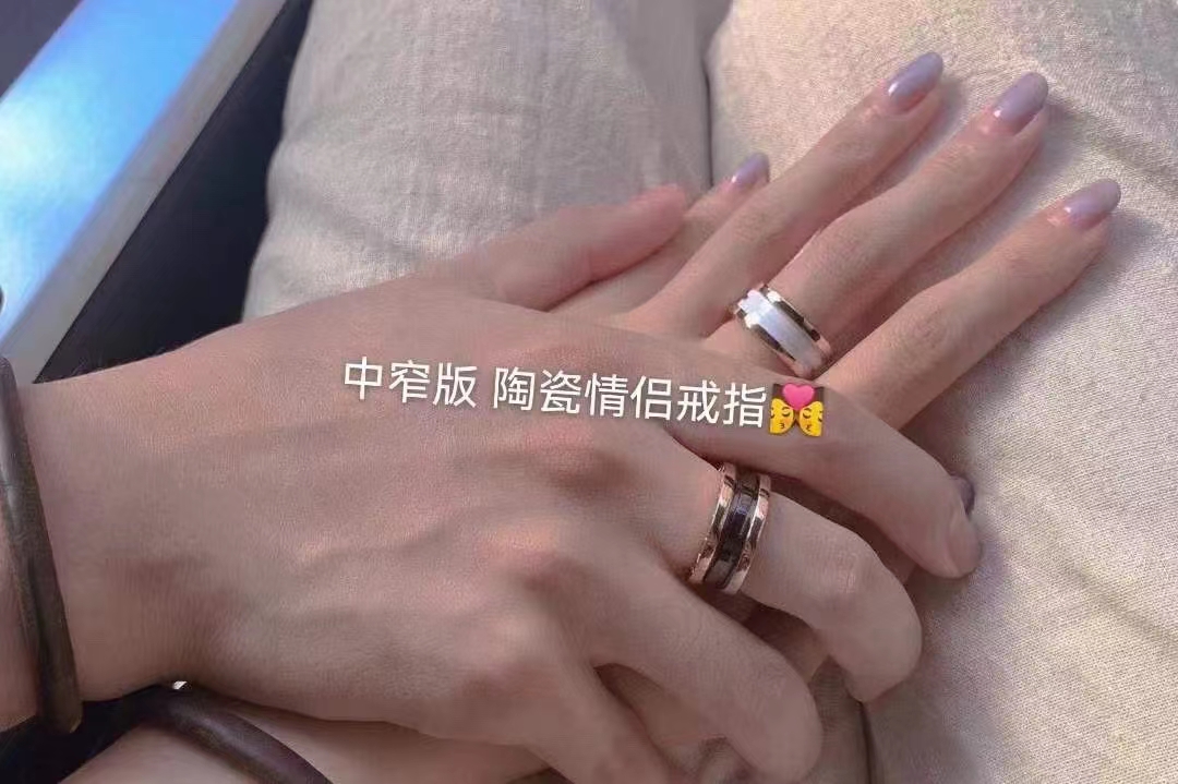 NO:102188,Bvlgari medium narrow version Rose gold rose black ceramic love ring couple finger The inner and outer rings are made of Seiko electroplating 4 layers of electroplating. The middle and German ceramic materials are made of imported ceramic materials in the middle. The whole electroplating is smooth and delicate. The inner engraved side has a counter brand logo and BVLGARI print. Wide version-middle version-narrow version, three-can-element version, code number 5-6-7-8-9-10-11 (US code), Bulgari ring, bottega veneta, bvlgari, bvlgari,ring19860909Bvlgari 中窄版 玫金瑰黑陶瓷情戒侣指 内外圈采均用精工电镀4层镀电层 中采间用德国进陶口瓷材料 整电个镀层是都光滑细腻 内刻侧有专柜品牌logo 及BVLGARI字印. 宽版-中版-窄版、三可版选 码数5-6-7-8-9-10-11（美码）,宝格丽戒指,bottega veneta,bvlgari,bvlgari,ring,Jewelry