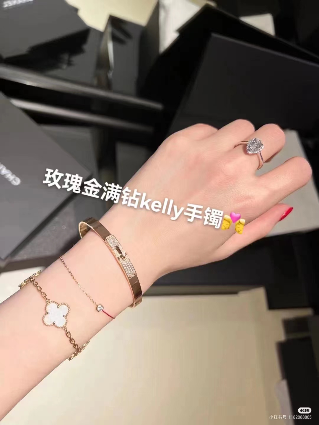 NO:101110,New product Hermes Rose Gold Full Diamond Kelly Bracelet The design is unique and exquisite, and it is also super convenient to wear every day - the open rotating type, you can open it with just a turn on the right!  Compared to other models, this one is super convenient. It is fashionable and versatile, and the most important thing is the neutral style!  Couple model Creation Yuan Origin Robert Dumas, a member of the Ama Family, created a handbag in 1930, and in 2016 it named it Kelly bag. The Kelly bag buckle is a fine jewelry. V gold material, thick electric gold plating!  Opening rotating, Hermes bracelet, hermes, hermes, bracelet19860909新品 爱马仕/Hermes 玫金瑰满钻Kelly手镯 设独计特精致,日取常戴也是级超方便-开口转旋式,右边转一下能就打开！相比其他,这可款以说是级超方便. 时尚方大又百搭,最要主的是股这中性风！情侣款 创渊作源 爱马家仕族成员罗贝尔·杜马（Robert Dumas）在1930年创代作了一款提手包,并于16年其将命名为Kelly包.Kelly包旋的扣本就是一件美精的珠宝. V金材质、厚电金镀！开口旋转,爱马仕手镯,hermes,hermes,bracelet,Jewelry