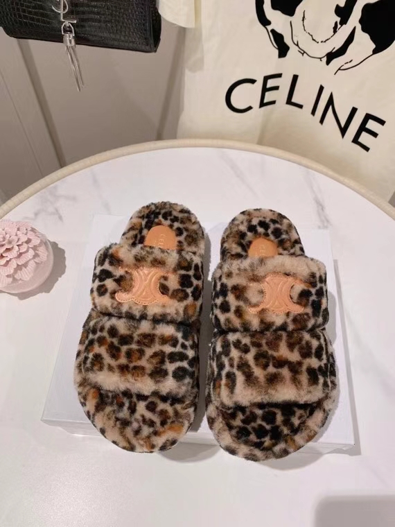 出厂价zzdqdCELINE/塞琳 ????????????3/???????? ????????????秋冬新品\n100%纯????羊毛拖鞋\n毛茸茸的羊毛是选用欧洲进口A级羊毛 \n原版1:1复刻，鞋面和垫脚logo是羊皮 \nTPU大底，耐磨防滑！码数35-41