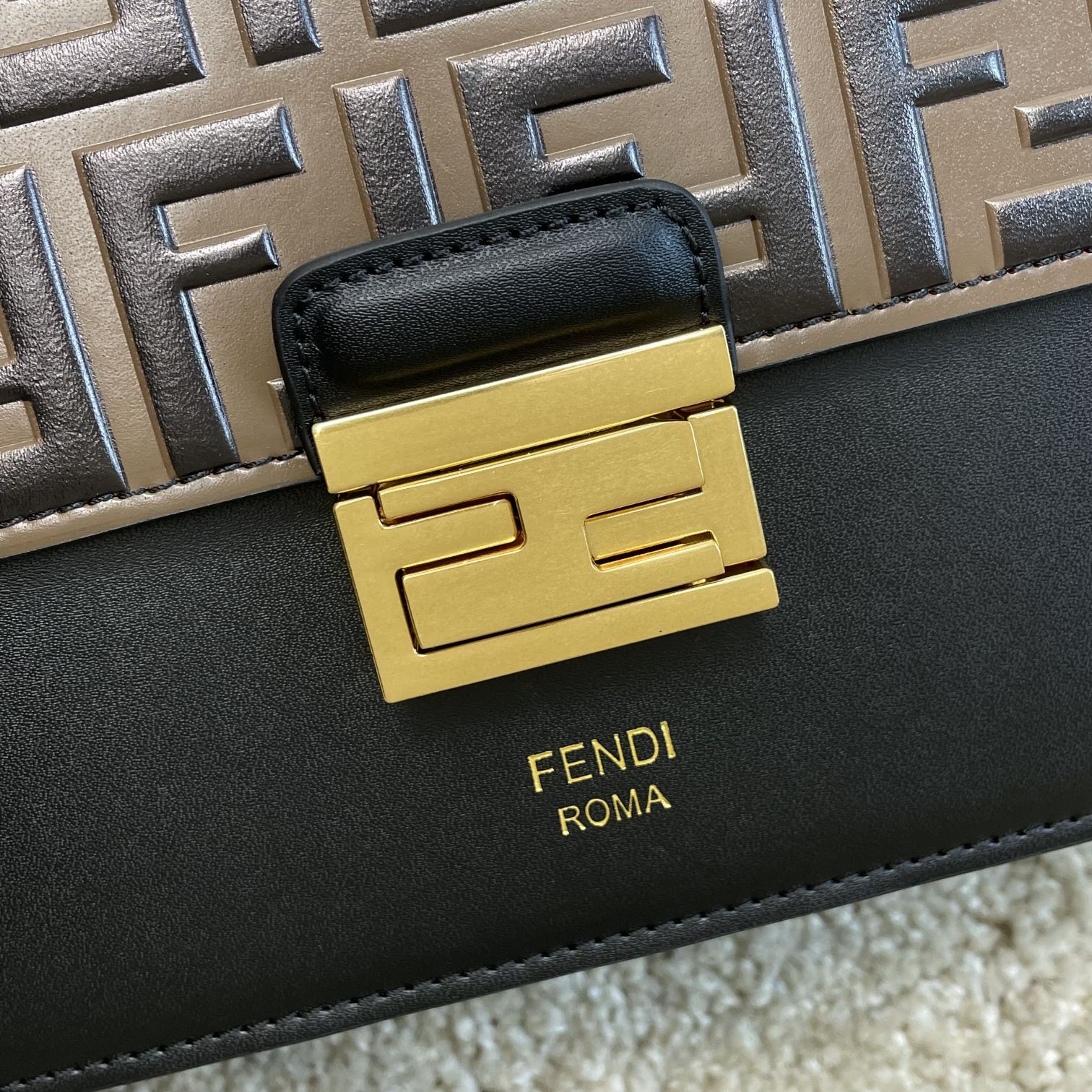 P590 FENDI （芬迪）Kan I 大号8839 摩卡啡