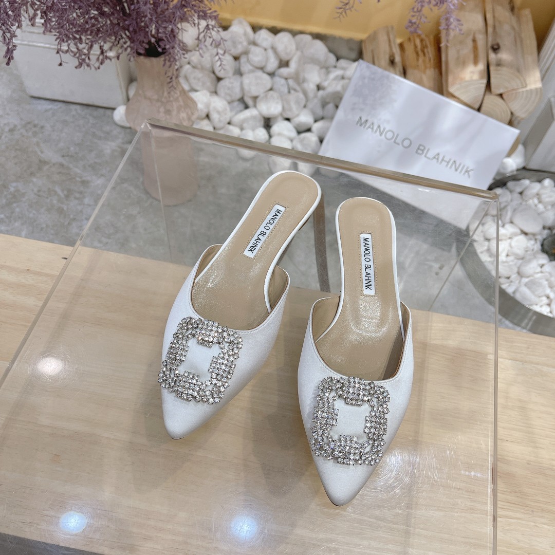 NO:233227,MANOLO BLAHNlK New MB has always been the beautiful shoes that every girl dreams of. Mr Big in Sex and the City has taken it to propose to Carrie. So many years have passed. Women still love MB. The top quality of purchasing agents creates a luxurious peak 1:1 customization Original custom imported cowhide Original Italian imported genuine leather sole 34-42 (34:40:41:42 customization without return and exchange) Heel height; flat bottom, 7cm, semi-torch, manolo blahnik, manolo blahnik, cowhide19860909MANOLO BLAHNlK 新款 MB一直是每个女生梦寐以求的美鞋 欲望都市中Mr Big拿着它向Carrie求婚 这么多年过去了 女人们依旧爱着MB.代购级最顶级品质 打造奢华顶峰之作  1:1定制 原版定制进口牛皮 原版意大利进口真皮底 34-42（34:40:41:42定制不退换） 跟高；平底、7cm、,半拖,manolo blahnik,manolo blahnik,cowhide,Women's Shoes