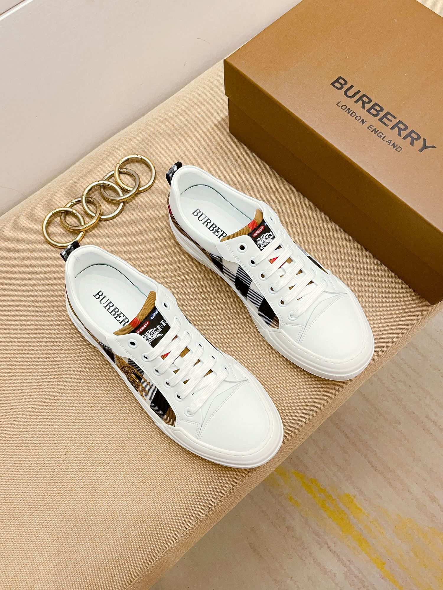 I0 巴宝莉 Burberry 休闲时尚潮流鞋，秋季男士休闲鞋原版复刻、香港原版买来复刻出品，鞋面进口专柜面料，进口绵羊里、生胶大底防滑耐磨舒适透气，鞋头内里跟专柜一制。@适合各种出行，可选，现货38-44