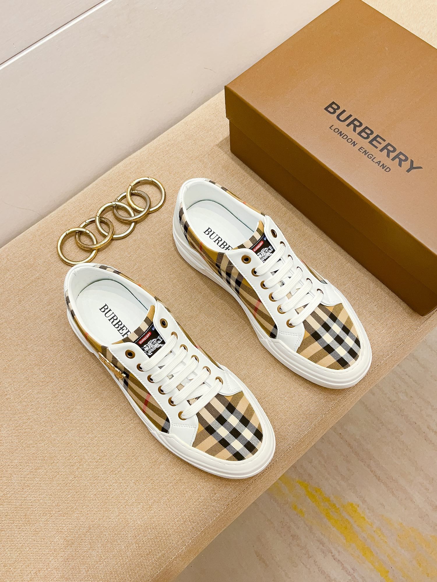 I0 巴宝莉 Burberry 休闲时尚潮流鞋，秋季男士休闲鞋原版复刻、香港原版买来复刻出品，鞋面进口专柜面料，进口绵羊里、生胶大底防滑耐磨舒适透气，鞋头内里跟专柜一制。@适合各种出行，可选，现货38-44
