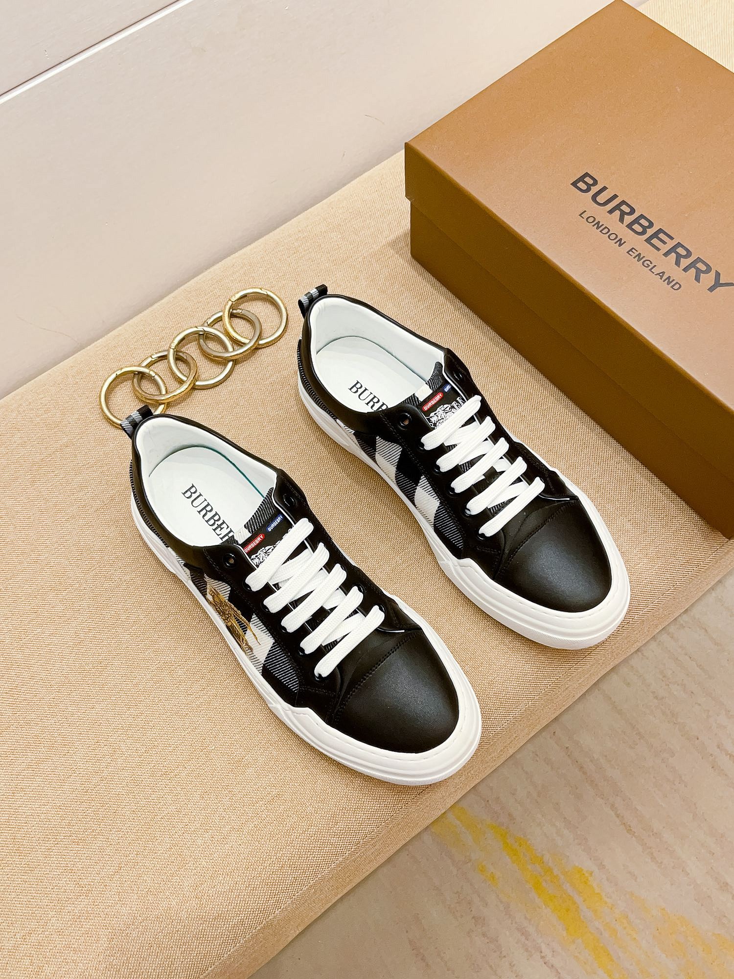 I0 巴宝莉 Burberry 休闲时尚潮流鞋，秋季男士休闲鞋原版复刻、香港原版买来复刻出品，鞋面进口专柜面料，进口绵羊里、生胶大底防滑耐磨舒适透气，鞋头内里跟专柜一制。@适合各种出行，可选，现货38-44