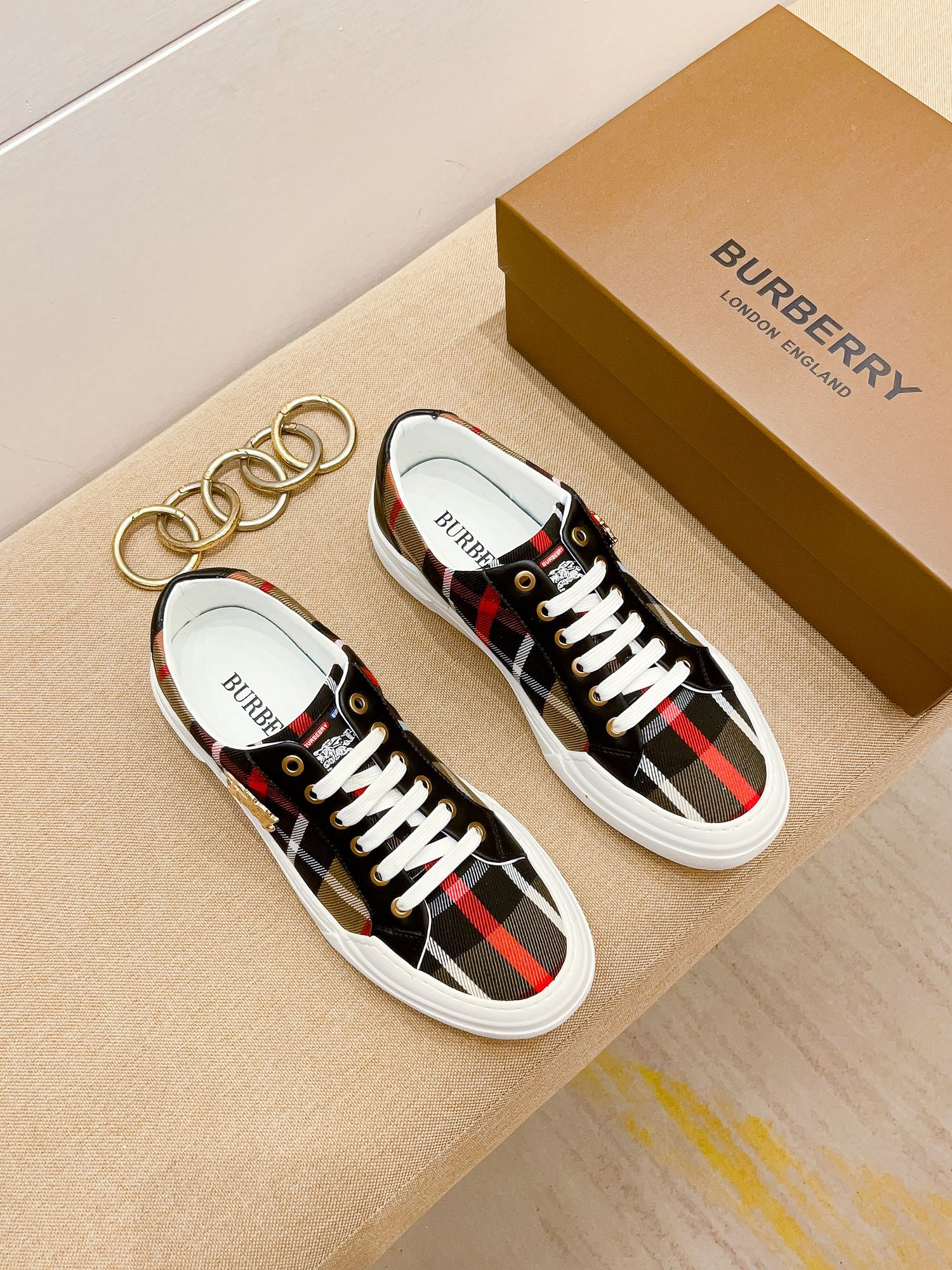 I0 巴宝莉 Burberry 休闲时尚潮流鞋，秋季男士休闲鞋原版复刻、香港原版买来复刻出品，鞋面进口专柜面料，进口绵羊里、生胶大底防滑耐磨舒适透气，鞋头内里跟专柜一制。@适合各种出行，可选，现货38-44