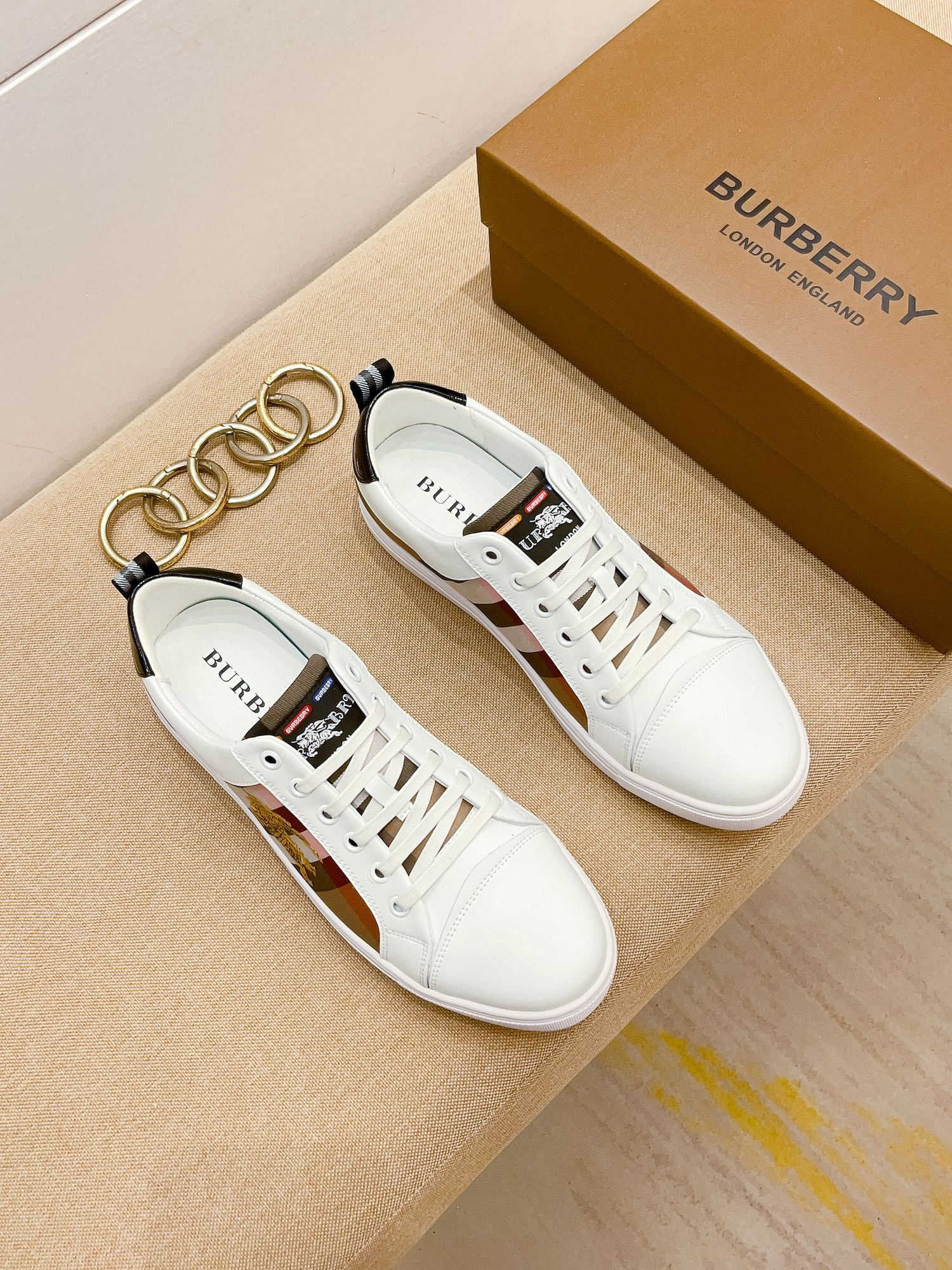 I0 巴宝莉 Burberry 休闲时尚潮流鞋，秋季男士休闲鞋原版复刻、香港原版买来复刻出品，鞋面进口专柜面料，进口绵羊里、生胶大底防滑耐磨舒适透气，鞋头内里跟专柜一制。@适合各种出行，可选，现货38-44