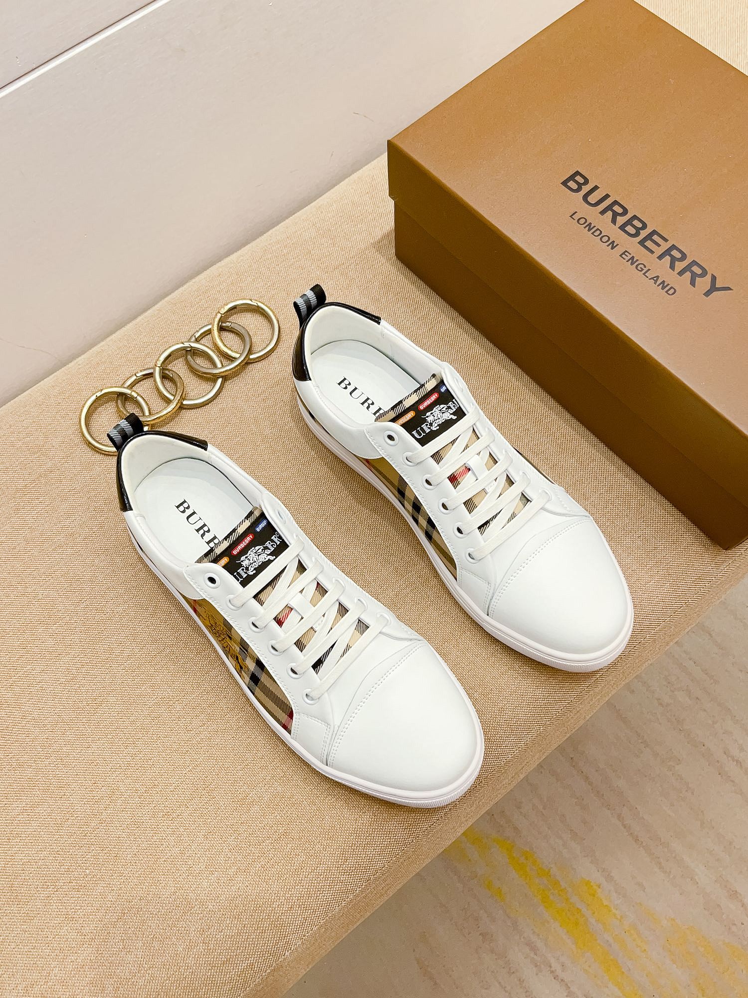 I0 巴宝莉 Burberry 休闲时尚潮流鞋，秋季男士休闲鞋原版复刻、香港原版买来复刻出品，鞋面进口专柜面料，进口绵羊里、生胶大底防滑耐磨舒适透气，鞋头内里跟专柜一制。@适合各种出行，可选，现货38-44