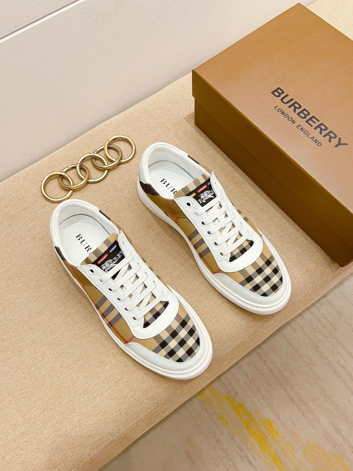 I0 巴宝莉 Burberry 休闲时尚潮流鞋，秋季男士休闲鞋原版复刻、香港原版买来复刻出品，鞋面进口专柜面料，进口绵羊里、生胶大底防滑耐磨舒适透气，鞋头内里跟专柜一制。@适合各种出行，可选，现货38-44