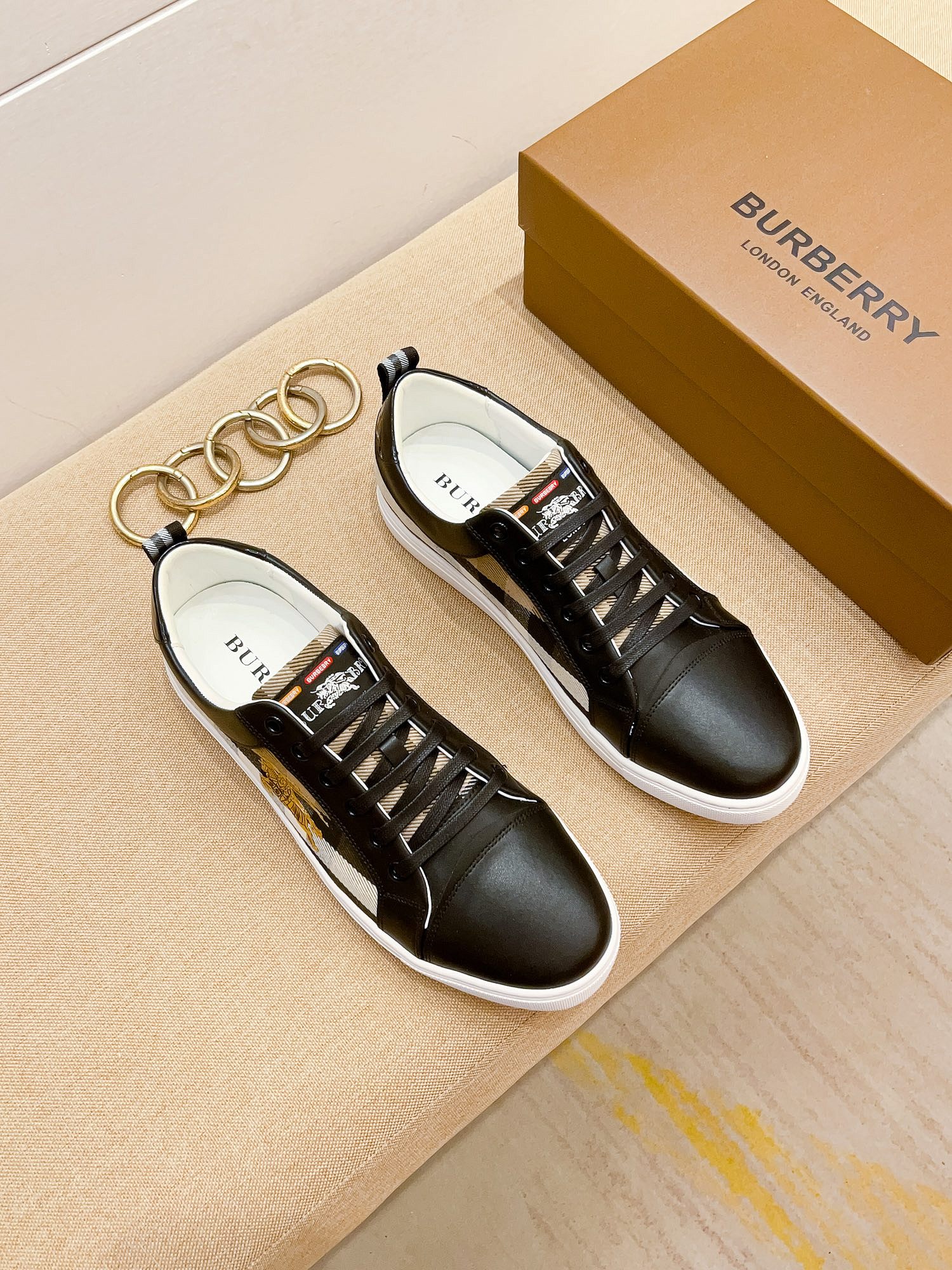 I0 巴宝莉 Burberry 休闲时尚潮流鞋，秋季男士休闲鞋原版复刻、香港原版买来复刻出品，鞋面进口专柜面料，进口绵羊里、生胶大底防滑耐磨舒适透气，鞋头内里跟专柜一制。@适合各种出行，可选，现货38-44