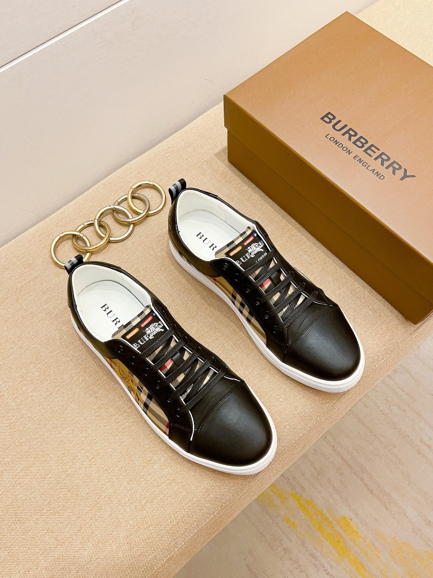 I0 巴宝莉 Burberry 休闲时尚潮流鞋，秋季男士休闲鞋原版复刻、香港原版买来复刻出品，鞋面进口专柜面料，进口绵羊里、生胶大底防滑耐磨舒适透气，鞋头内里跟专柜一制。@适合各种出行，可选，现货38-44