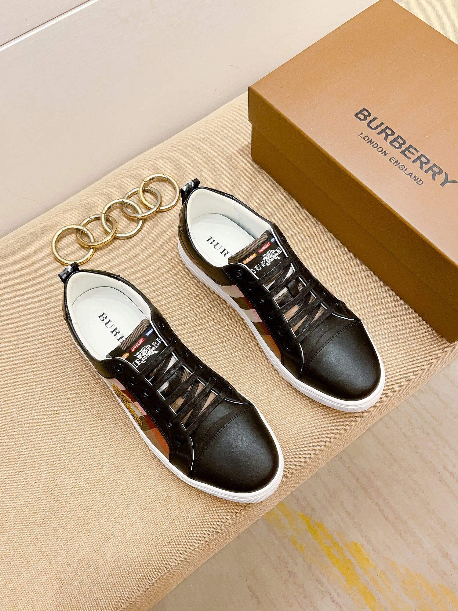 I0 巴宝莉 Burberry 休闲时尚潮流鞋，秋季男士休闲鞋原版复刻、香港原版买来复刻出品，鞋面进口专柜面料，进口绵羊里、生胶大底防滑耐磨舒适透气，鞋头内里跟专柜一制。@适合各种出行，可选，现货38-44