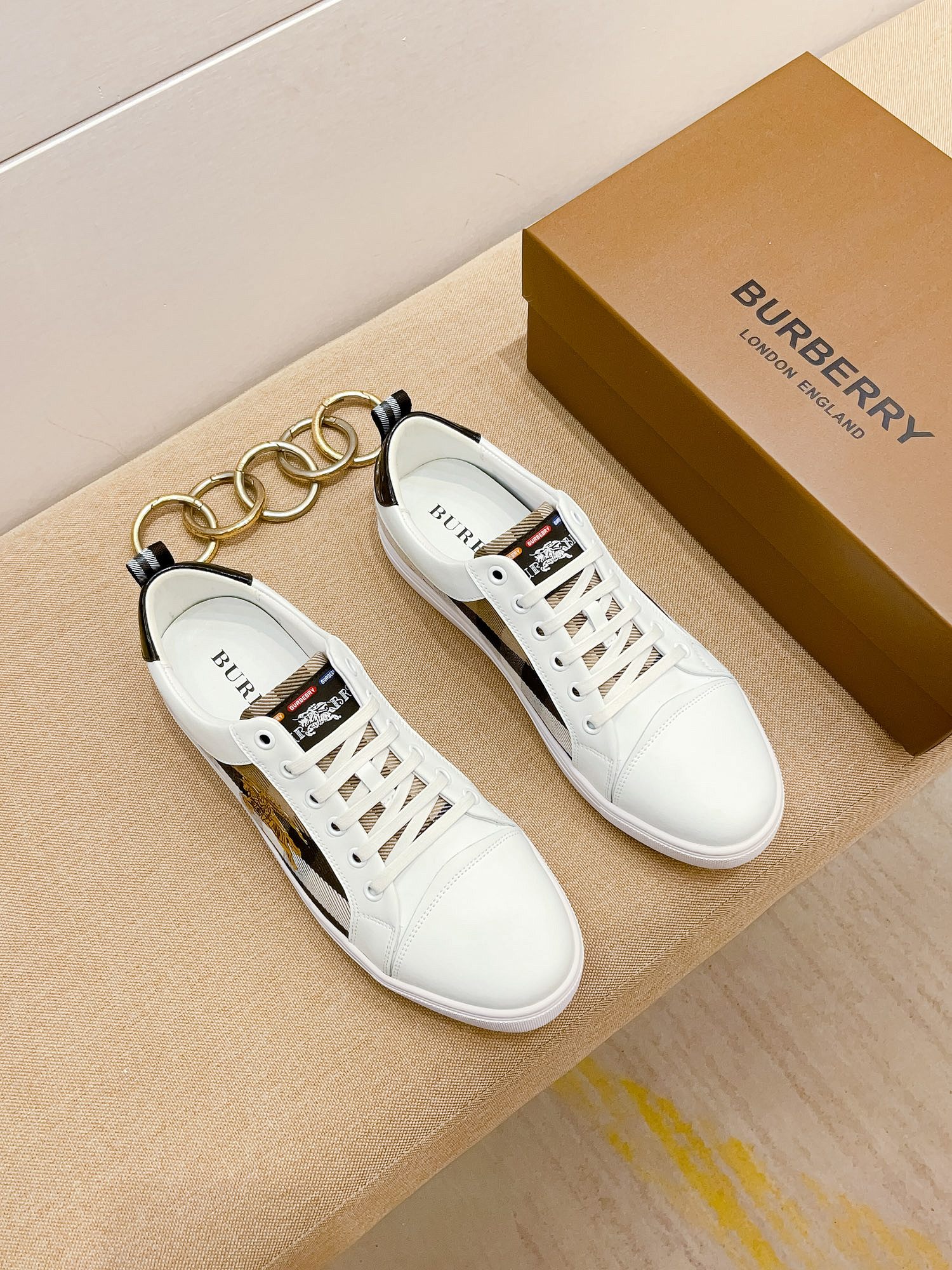 I0 巴宝莉 Burberry 休闲时尚潮流鞋，秋季男士休闲鞋原版复刻、香港原版买来复刻出品，鞋面进口专柜面料，进口绵羊里、生胶大底防滑耐磨舒适透气，鞋头内里跟专柜一制。@适合各种出行，可选，现货38-44