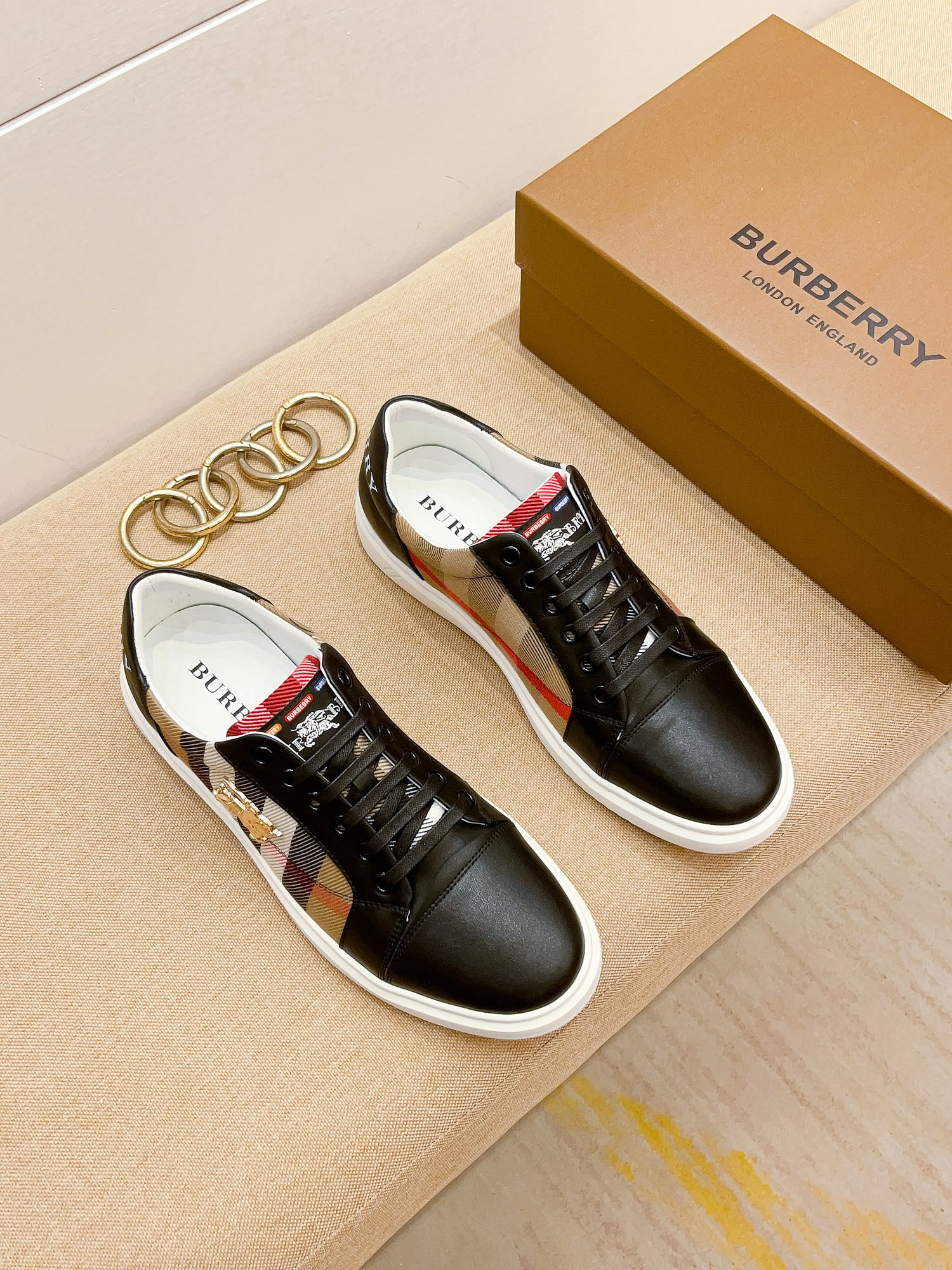 I0 巴宝莉 Burberry 休闲时尚潮流鞋，秋季男士休闲鞋原版复刻、香港原版买来复刻出品，鞋面进口专柜面料，进口绵羊里、生胶大底防滑耐磨舒适透气，鞋头内里跟专柜一制。@适合各种出行，可选，现货38-44