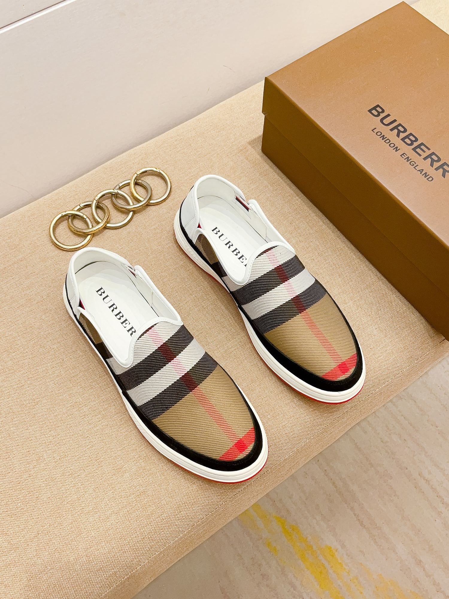 I0 巴宝莉 Burberry 休闲时尚潮流鞋，秋季男士休闲鞋原版复刻、香港原版买来复刻出品，鞋面进口专柜面料，进口绵羊里、生胶大底防滑耐磨舒适透气，鞋头内里跟专柜一制。@适合各种出行，可选，现货38-44