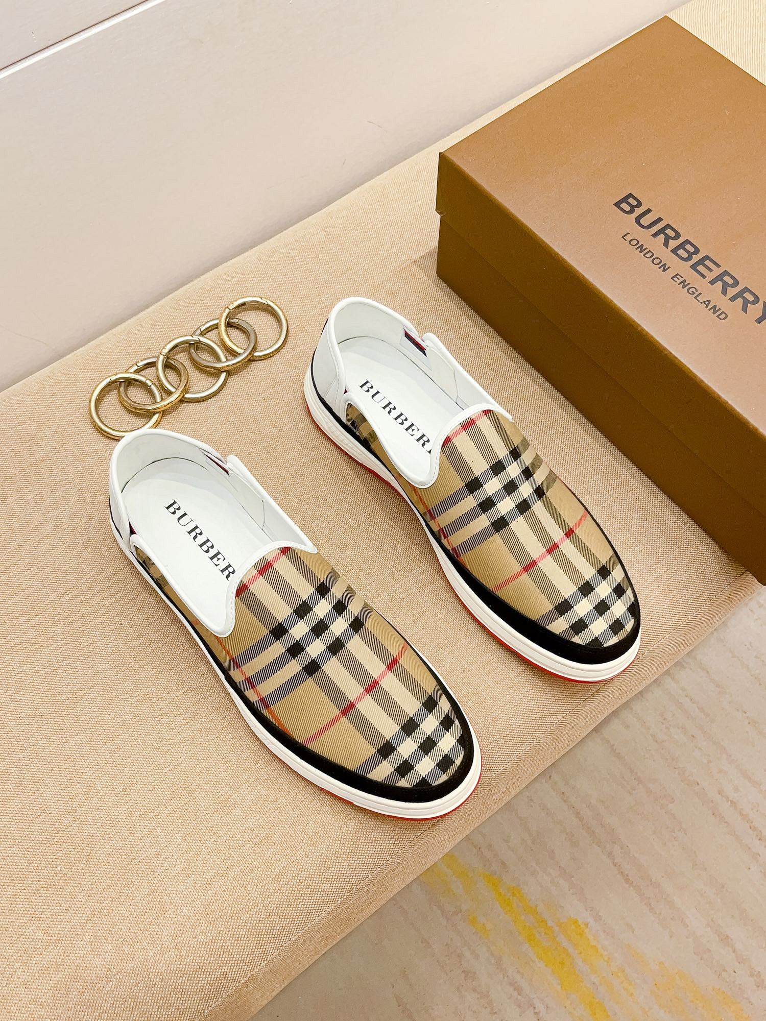 I0 巴宝莉 Burberry 休闲时尚潮流鞋，秋季男士休闲鞋原版复刻、香港原版买来复刻出品，鞋面进口专柜面料，进口绵羊里、生胶大底防滑耐磨舒适透气，鞋头内里跟专柜一制。@适合各种出行，可选，现货38-44