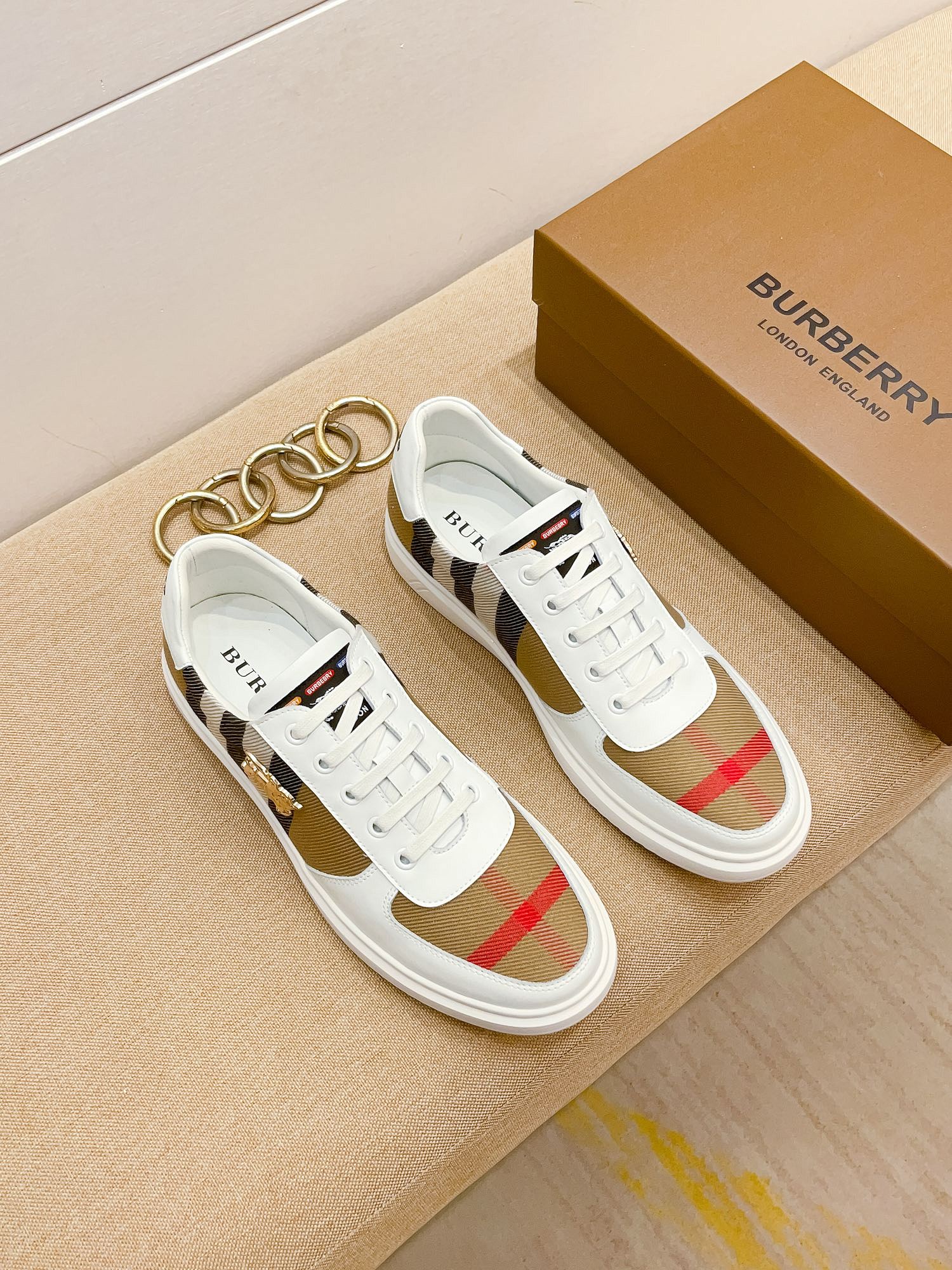 I0 巴宝莉 Burberry 休闲时尚潮流鞋，秋季男士休闲鞋原版复刻、香港原版买来复刻出品，鞋面进口专柜面料，进口绵羊里、生胶大底防滑耐磨舒适透气，鞋头内里跟专柜一制。@适合各种出行，可选，现货38-44