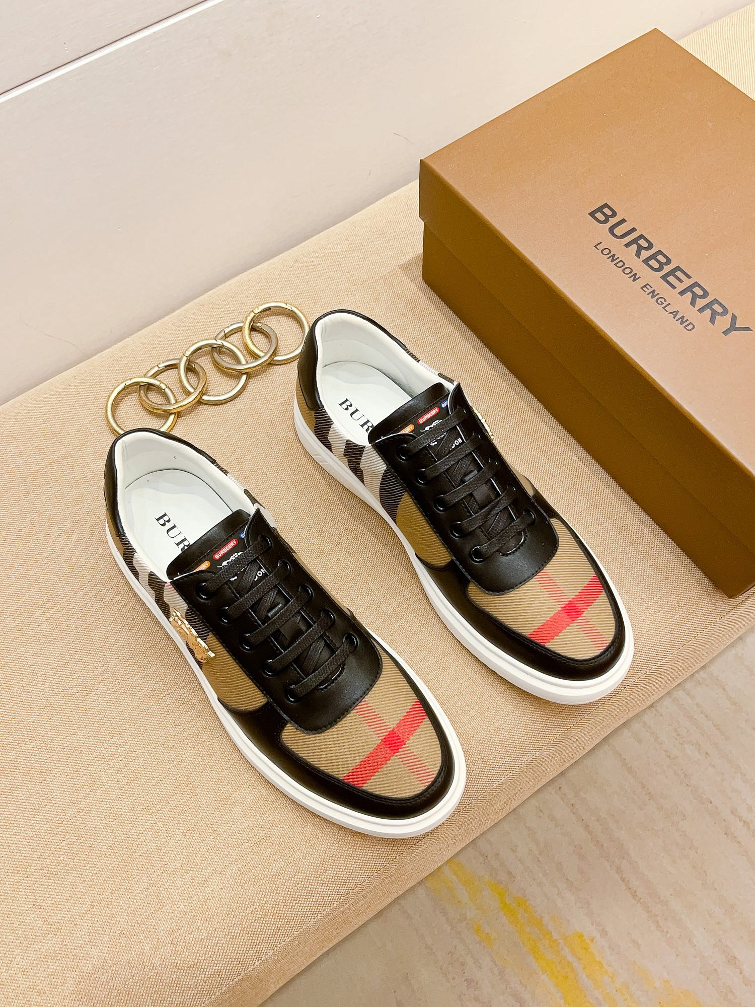 I0 巴宝莉 Burberry 休闲时尚潮流鞋，秋季男士休闲鞋原版复刻、香港原版买来复刻出品，鞋面进口专柜面料，进口绵羊里、生胶大底防滑耐磨舒适透气，鞋头内里跟专柜一制。@适合各种出行，可选，现货38-44