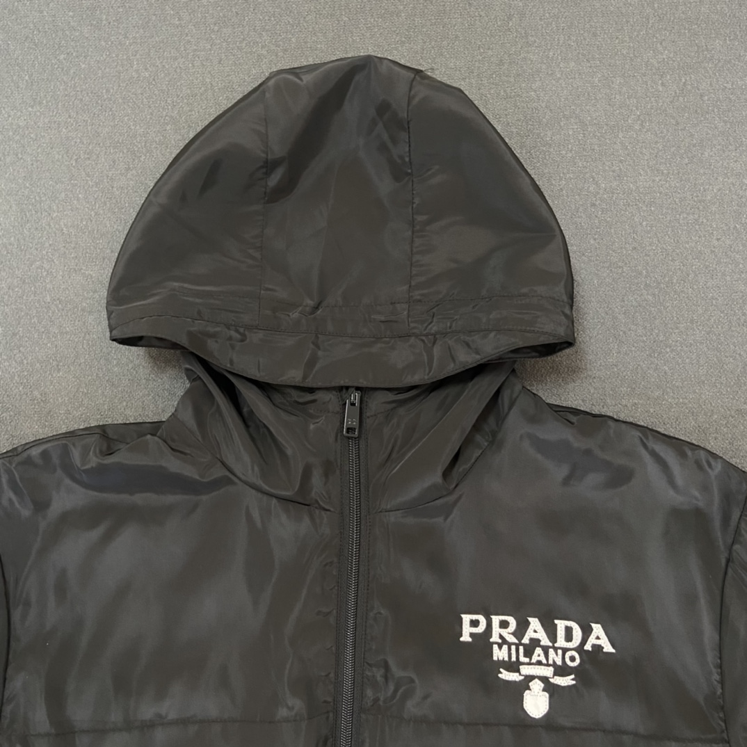 Prada/普拉达 22春夏新款男士轻薄透气宽松防风风衣连帽休闲夹克