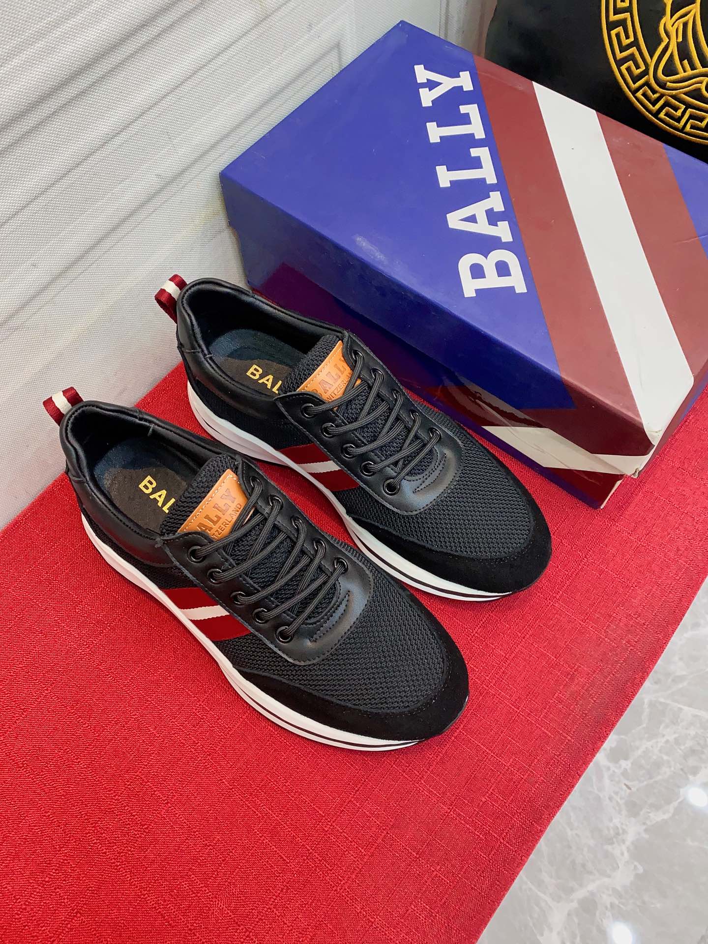 I5 巴利 最 2022精心打造，引爆全场不断创新的国际品牌 此款男士运动休闲鞋，原版版本，专柜一比一皮面材质，皮垫脚橡胶防滑大底，透气舒适以质量说话勇颜色：两色可选