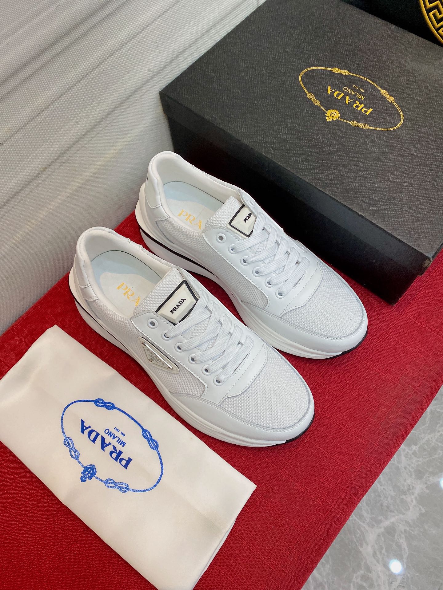 I5 普拉达最 2022精心打造，引爆全场不断创新的国际品牌 此款男士运动休闲鞋，原版版本，专柜一比一皮面材质，皮垫脚橡胶防滑大底，透气舒适以质量说话勇颜色：两色可选