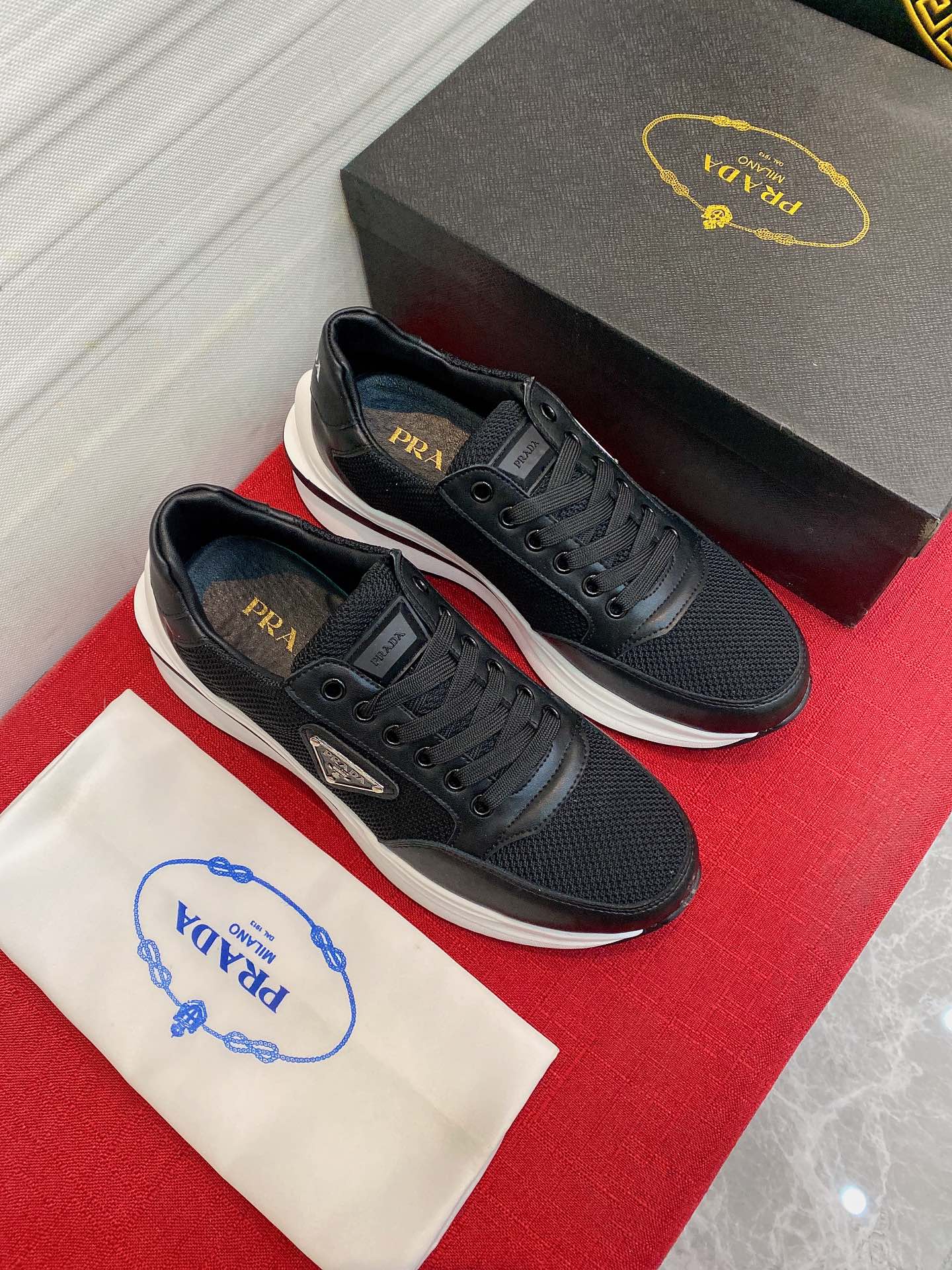 I5 普拉达最 2022精心打造，引爆全场不断创新的国际品牌 此款男士运动休闲鞋，原版版本，专柜一比一皮面材质，皮垫脚橡胶防滑大底，透气舒适以质量说话勇颜色：两色可选