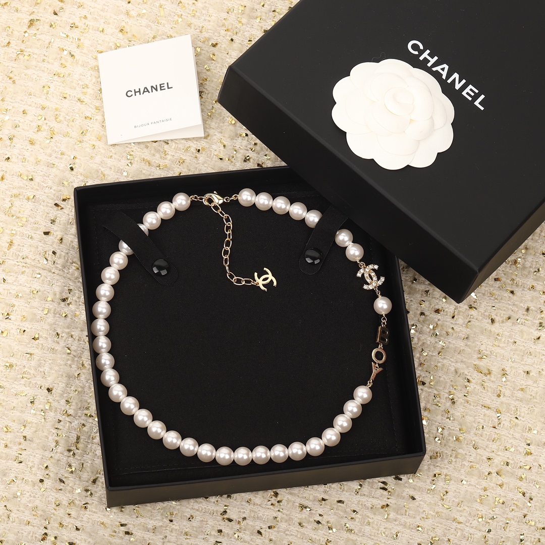 NO:104153,Chanel Xiaoxiang Alphabet Pearl Necklace Cchoker is a very simple and elegant, exquisite and moderate style, with a strong sense of design!  !  chanel necklace chanel chanel necklace19860909Chanel 小香字母珍珠项链Cchoker 非常简约大方,精致适中的一款,设计感也是超强！！,香奈儿项链,chanel,chanel,necklace,Jewelry