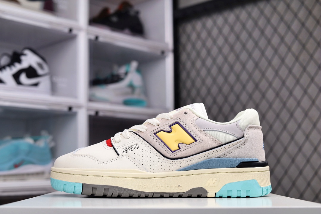 G5 公司级 New Balance BB550 系列复古休闲运动慢跑鞋 全新 New Balance 系列，以更纯粹的复古风格设计打造的全新造型。侧身还以解构设计，将 N 字标志以做旧压花样式呈现，样式别具新意。而麂皮、冲孔皮革的塑造，则呈现出高级怀旧气质，也让鞋款在奢华时装风格与运动氛围之间达到了平衡。鞋身采用尼龙及猪巴革麂皮物料拼接构成中底高弹PU材质及满丁防滑橡胶外底RC
