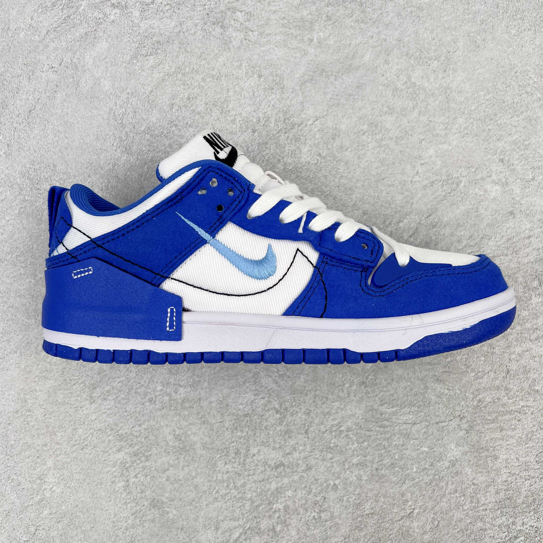 ＃168 终端放货 G0 NK Dunk Low Disrupt DR2 解构风滑板鞋 整双鞋的配色风格较为清新 白色的织物鞋面搭配各部位的帆布材质 内侧的 Swoosh 采用缝线勾勒出轮廓 最亮眼的设计莫过于外侧的小型 Swoosh 使用粉色刺绣制作而成 在稳重的同时又不失俏皮可爱 后跟周围使用帆布材质做半包露出一半的橡胶中底 融入女性的摩登感觉 为经久不衰的设计增添了新的亮点