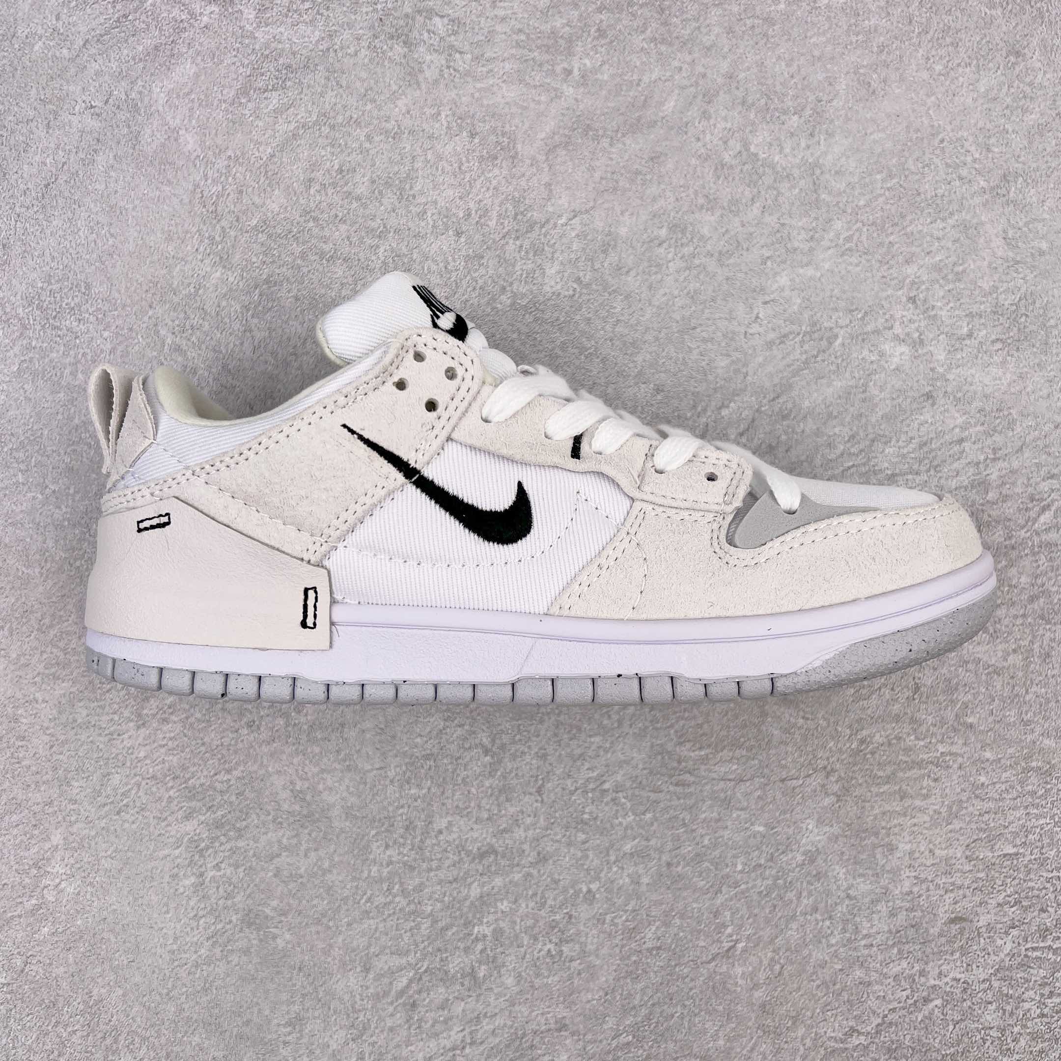 ＃168 终端放货 G0 NK Dunk Low Disrupt DR2 解构风滑板鞋 整双鞋的配色风格较为清新 白色的织物鞋面搭配各部位的帆布材质 内侧的 Swoosh 采用缝线勾勒出轮廓 最亮眼的设计莫过于外侧的小型 Swoosh 使用粉色刺绣制作而成 在稳重的同时又不失俏皮可爱 后跟周围使用帆布材质做半包露出一半的橡胶中底 融入女性的摩登感觉 为经久不衰的设计增添了新的亮点