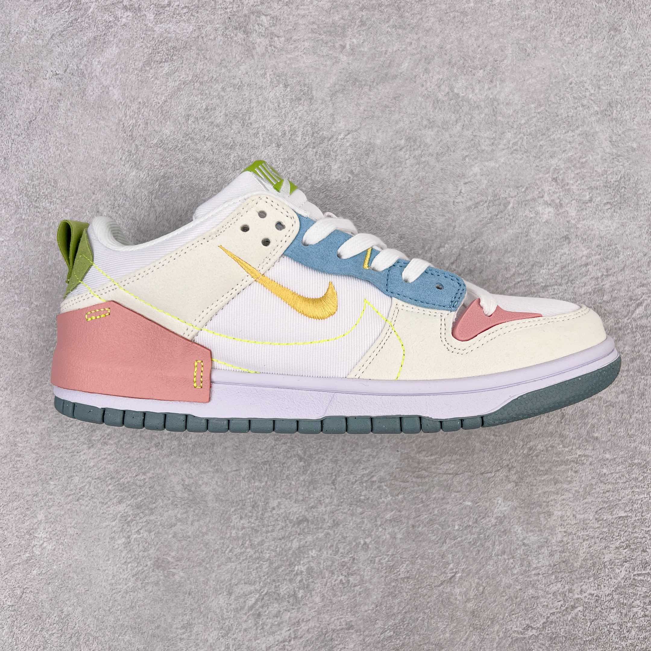 ＃168 终端放货 G0 NK Dunk Low Disrupt DR2 解构风滑板鞋 整双鞋的配色风格较为清新 白色的织物鞋面搭配各部位的帆布材质 内侧的 Swoosh 采用缝线勾勒出轮廓 最亮眼的设计莫过于外侧的小型 Swoosh 使用粉色刺绣制作而成 在稳重的同时又不失俏皮可爱 后跟周围使用帆布材质做半包露出一半的橡胶中底 融入女性的摩登感觉 为经久不衰的设计增添了新的亮点