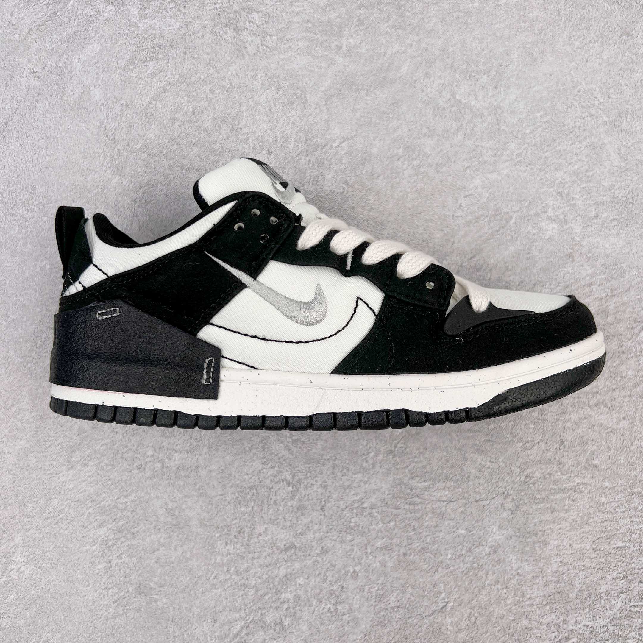 ＃168 终端放货 G0 NK Dunk Low Disrupt DR2 解构风滑板鞋 整双鞋的配色风格较为清新 白色的织物鞋面搭配各部位的帆布材质 内侧的 Swoosh 采用缝线勾勒出轮廓 最亮眼的设计莫过于外侧的小型 Swoosh 使用粉色刺绣制作而成 在稳重的同时又不失俏皮可爱 后跟周围使用帆布材质做半包露出一半的橡胶中底 融入女性的摩登感觉 为经久不衰的设计增添了新的亮点