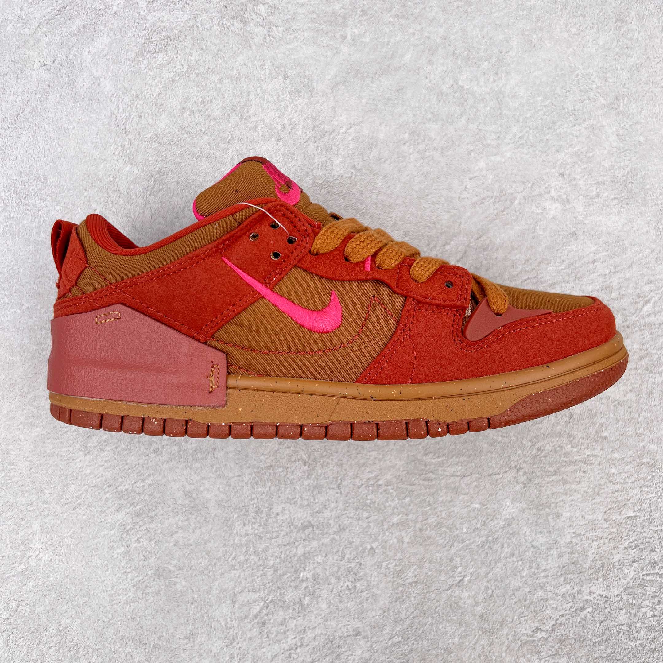 ＃168 终端放货 G0 NK Dunk Low Disrupt DR2 解构风滑板鞋 整双鞋的配色风格较为清新 白色的织物鞋面搭配各部位的帆布材质 内侧的 Swoosh 采用缝线勾勒出轮廓 最亮眼的设计莫过于外侧的小型 Swoosh 使用粉色刺绣制作而成 在稳重的同时又不失俏皮可爱 后跟周围使用帆布材质做半包露出一半的橡胶中底 融入女性的摩登感觉 为经久不衰的设计增添了新的亮点