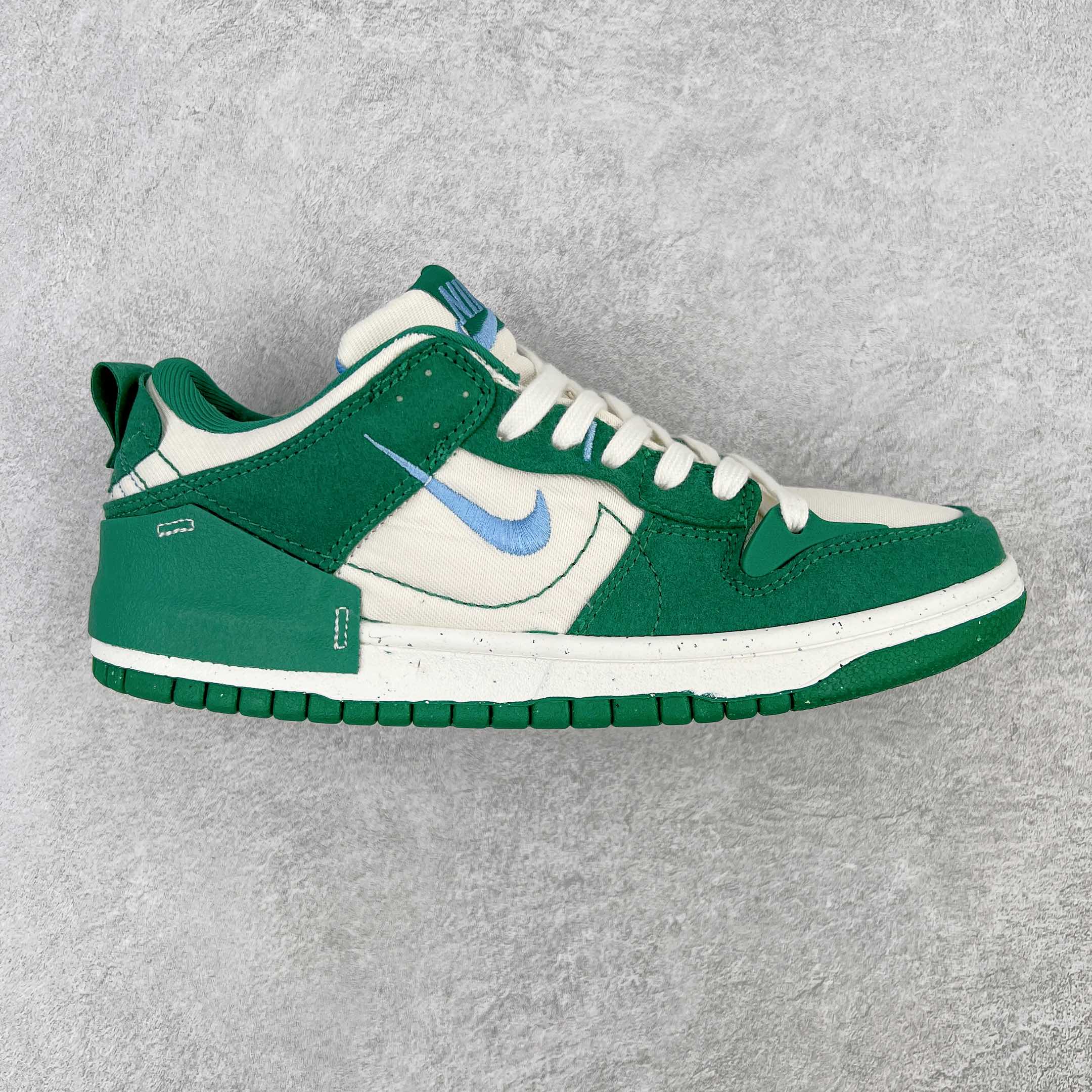 ＃168 终端放货 G0 NK Dunk Low Disrupt DR2 解构风滑板鞋 整双鞋的配色风格较为清新 白色的织物鞋面搭配各部位的帆布材质 内侧的 Swoosh 采用缝线勾勒出轮廓 最亮眼的设计莫过于外侧的小型 Swoosh 使用粉色刺绣制作而成 在稳重的同时又不失俏皮可爱 后跟周围使用帆布材质做半包露出一半的橡胶中底 融入女性的摩登感觉 为经久不衰的设计增添了新的亮点