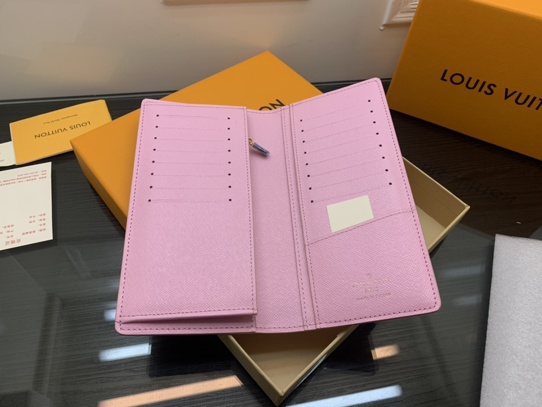 Detailed stitching on the leather bifold wallet