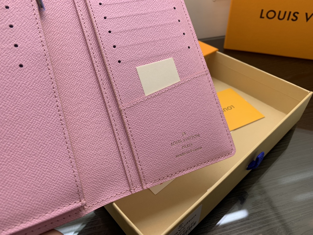 View of the bill compartment in the leather bifold wallet