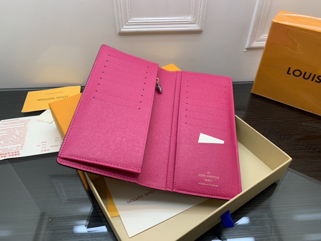 Close up on the stitching of the leather bifold wallet